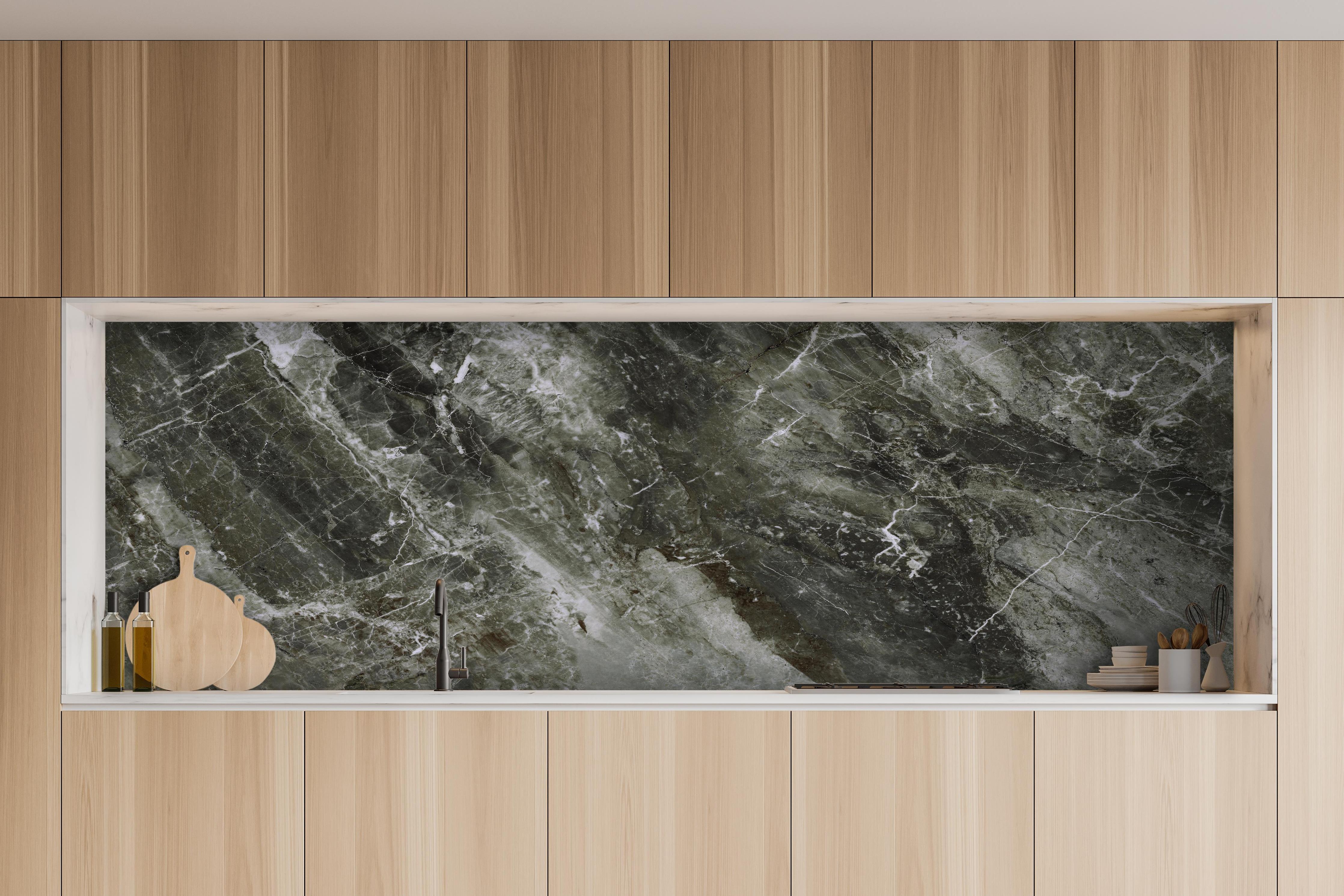 Küche - Moderne Marmor Textur hinter weißen Hochglanz-Küchenregalen und schwarzem Wasserhahn