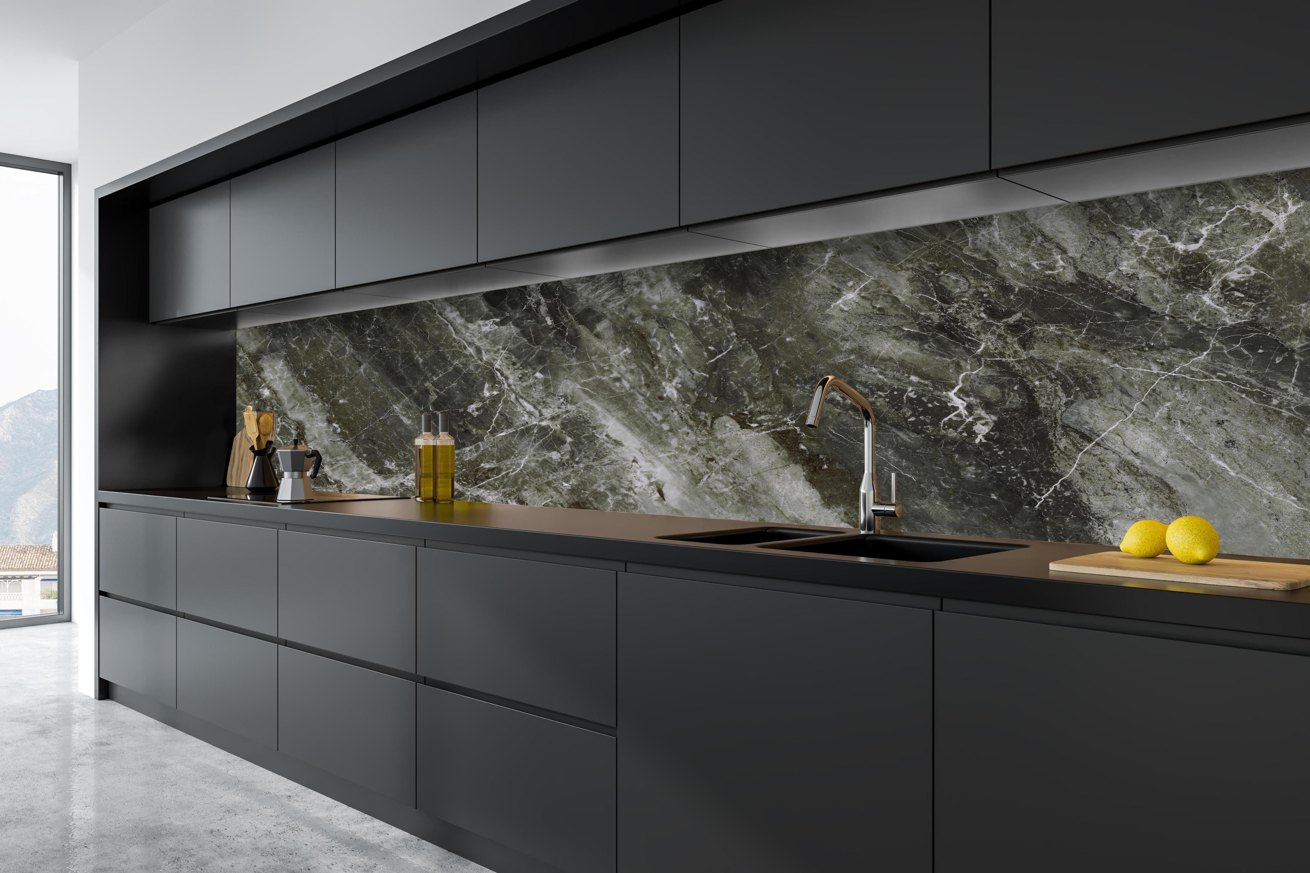 Küche - Moderne Marmor Textur hinter weißen Hochglanz-Küchenregalen und schwarzem Wasserhahn