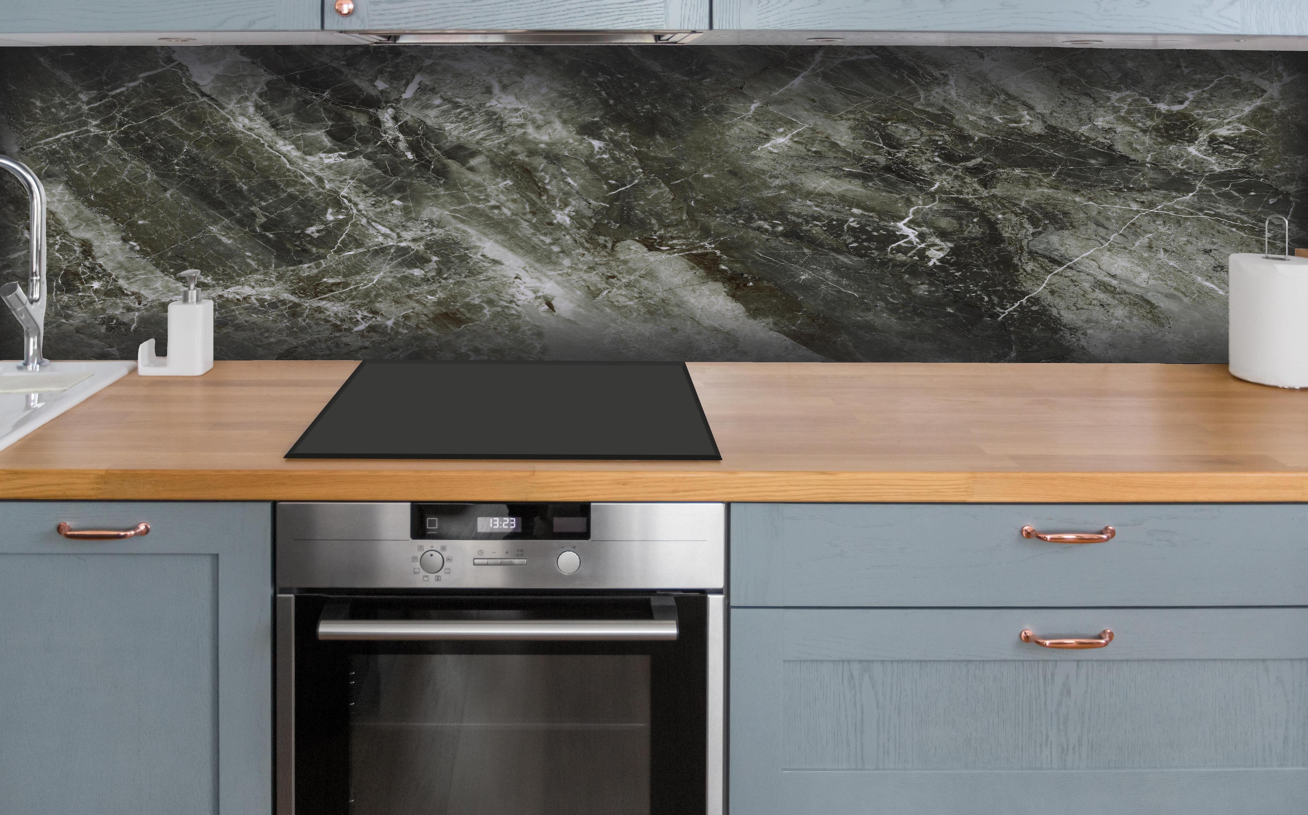 Küche - Moderne Marmor Textur hinter weißen Hochglanz-Küchenregalen und schwarzem Wasserhahn