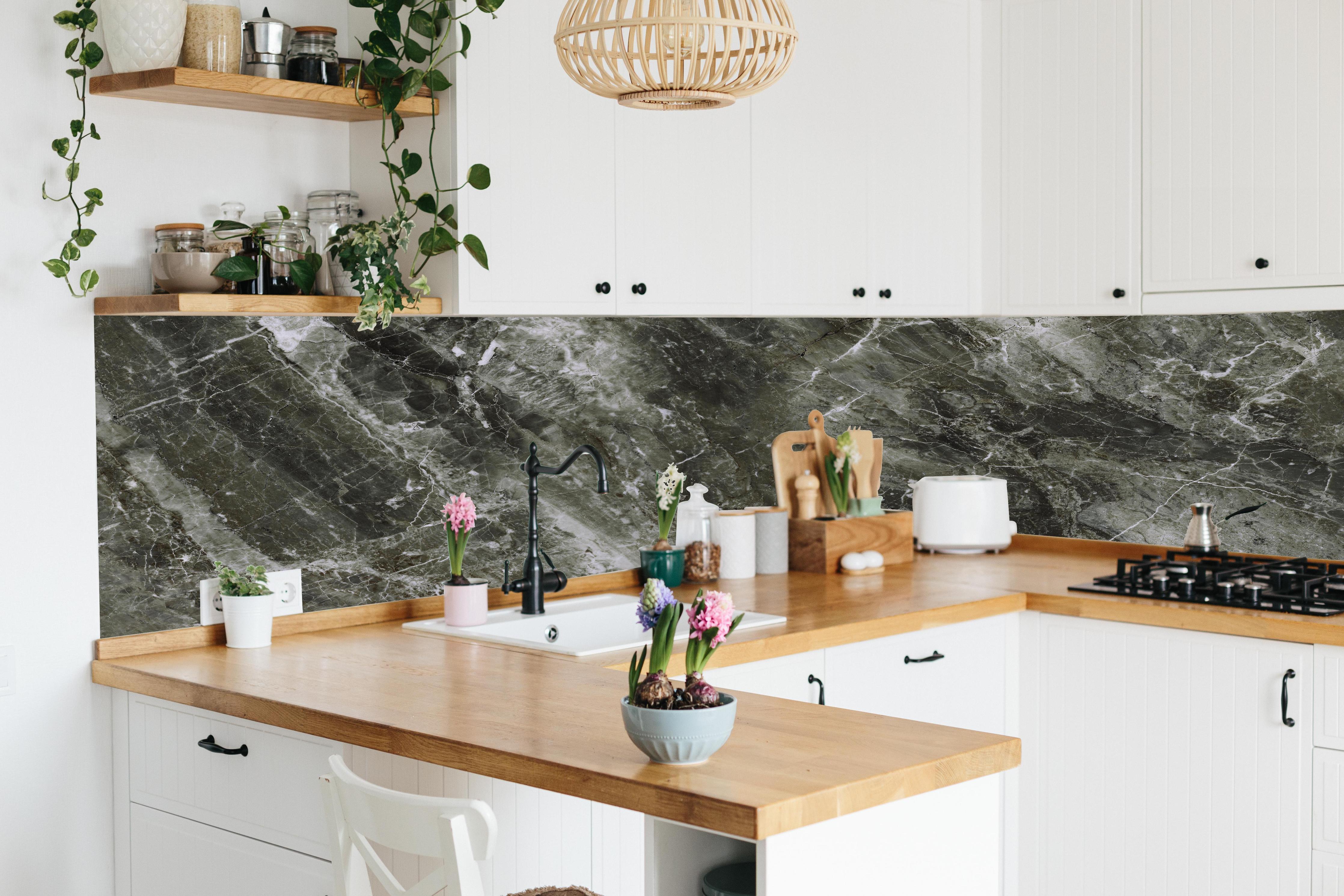 Küche - Moderne Marmor Textur hinter weißen Hochglanz-Küchenregalen und schwarzem Wasserhahn