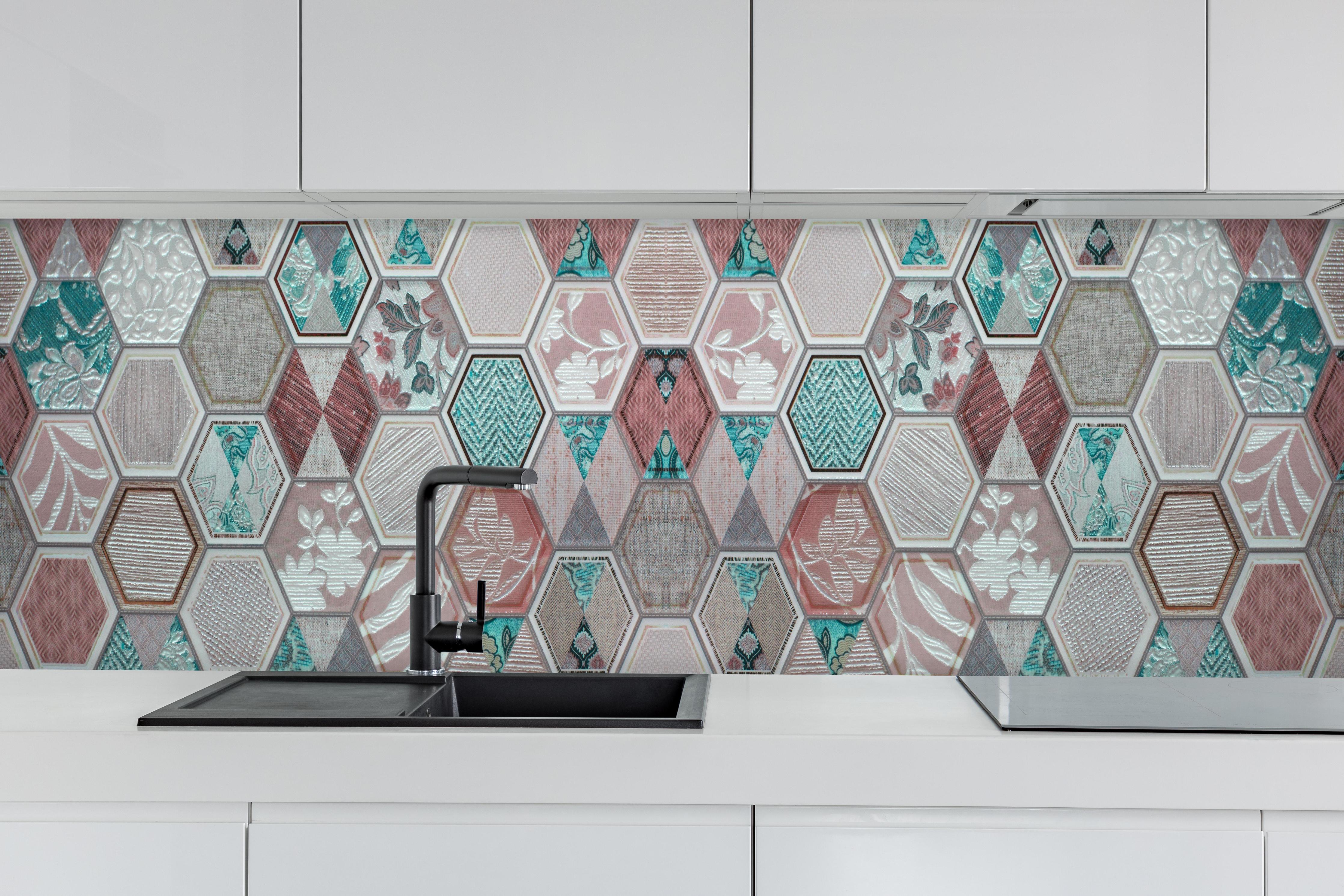 Küche - Moderne Mosaikfliesen Pastellfarben hinter weißen Hochglanz-Küchenregalen und schwarzem Wasserhahn