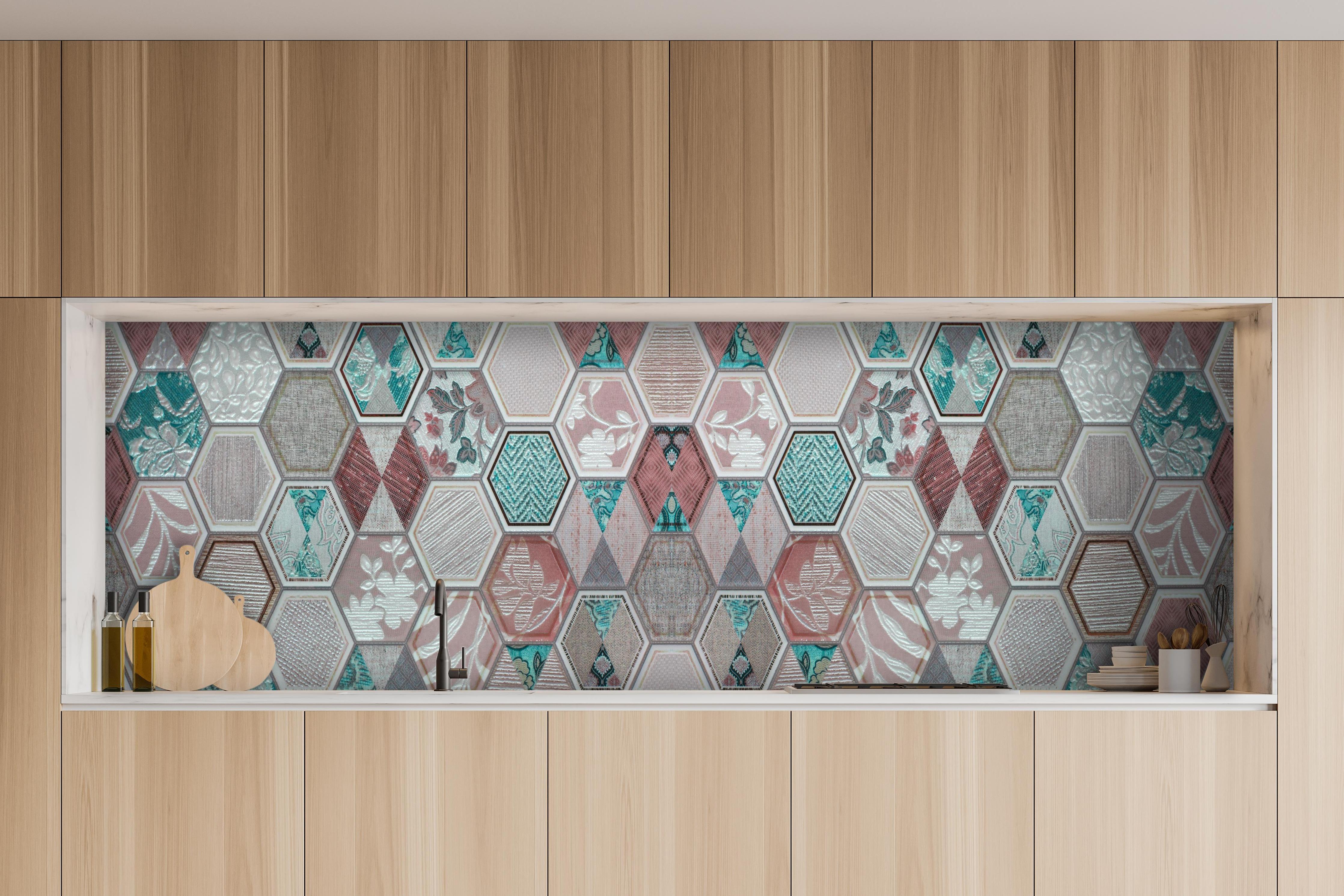 Küche - Moderne Mosaikfliesen Pastellfarben hinter weißen Hochglanz-Küchenregalen und schwarzem Wasserhahn