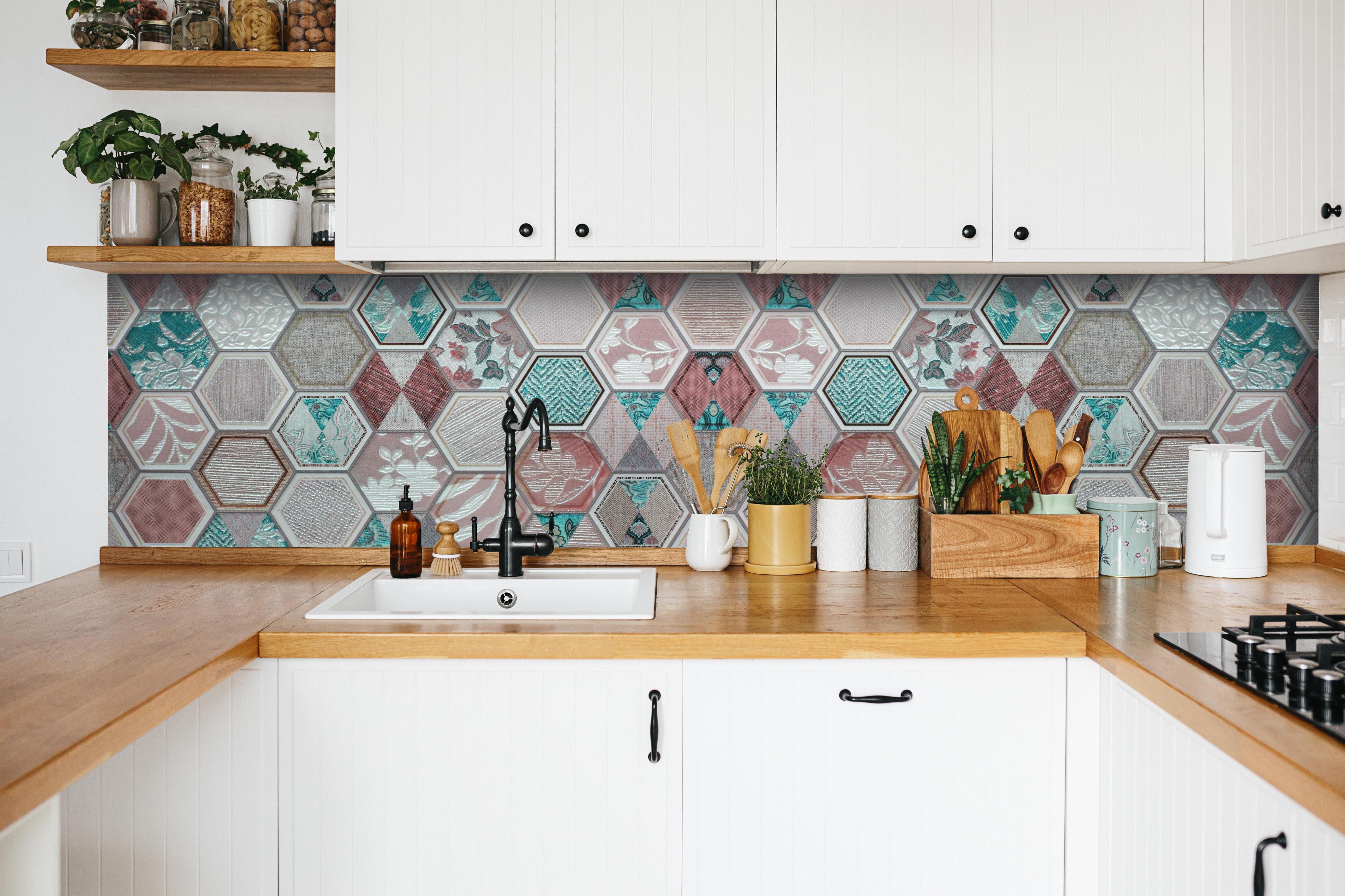 Küche - Moderne Mosaikfliesen Pastellfarben hinter weißen Hochglanz-Küchenregalen und schwarzem Wasserhahn