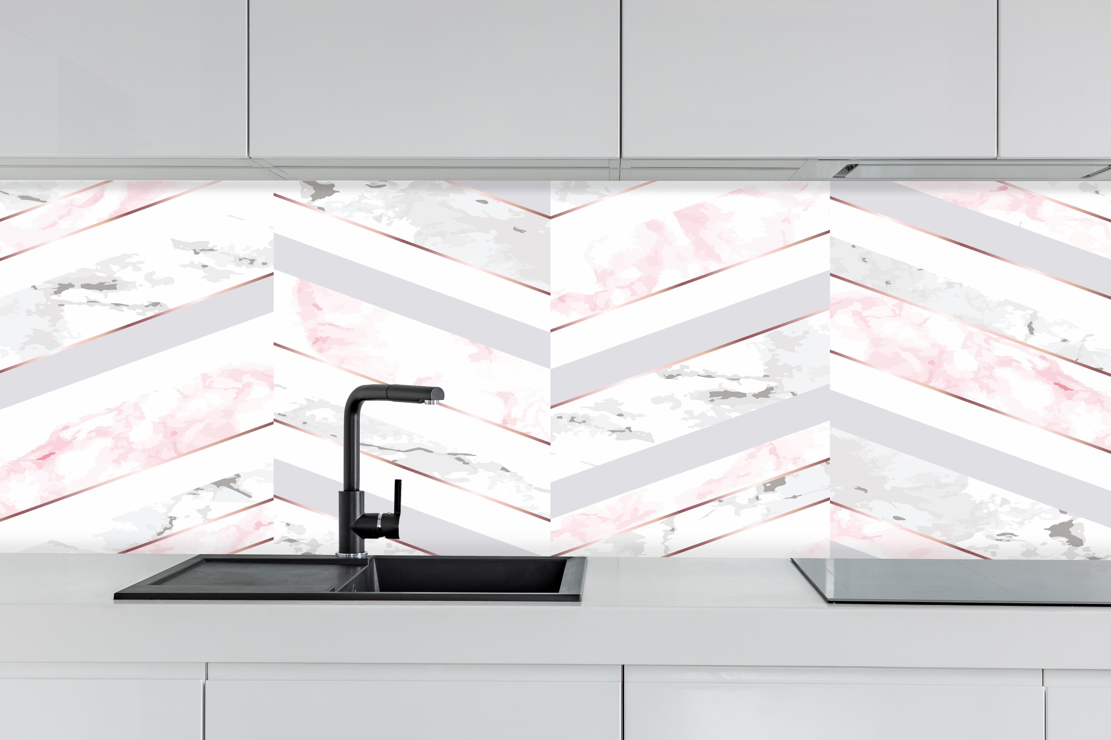 Küche - Moderne Rosa-Weiße Marmortextur hinter weißen Hochglanz-Küchenregalen und schwarzem Wasserhahn