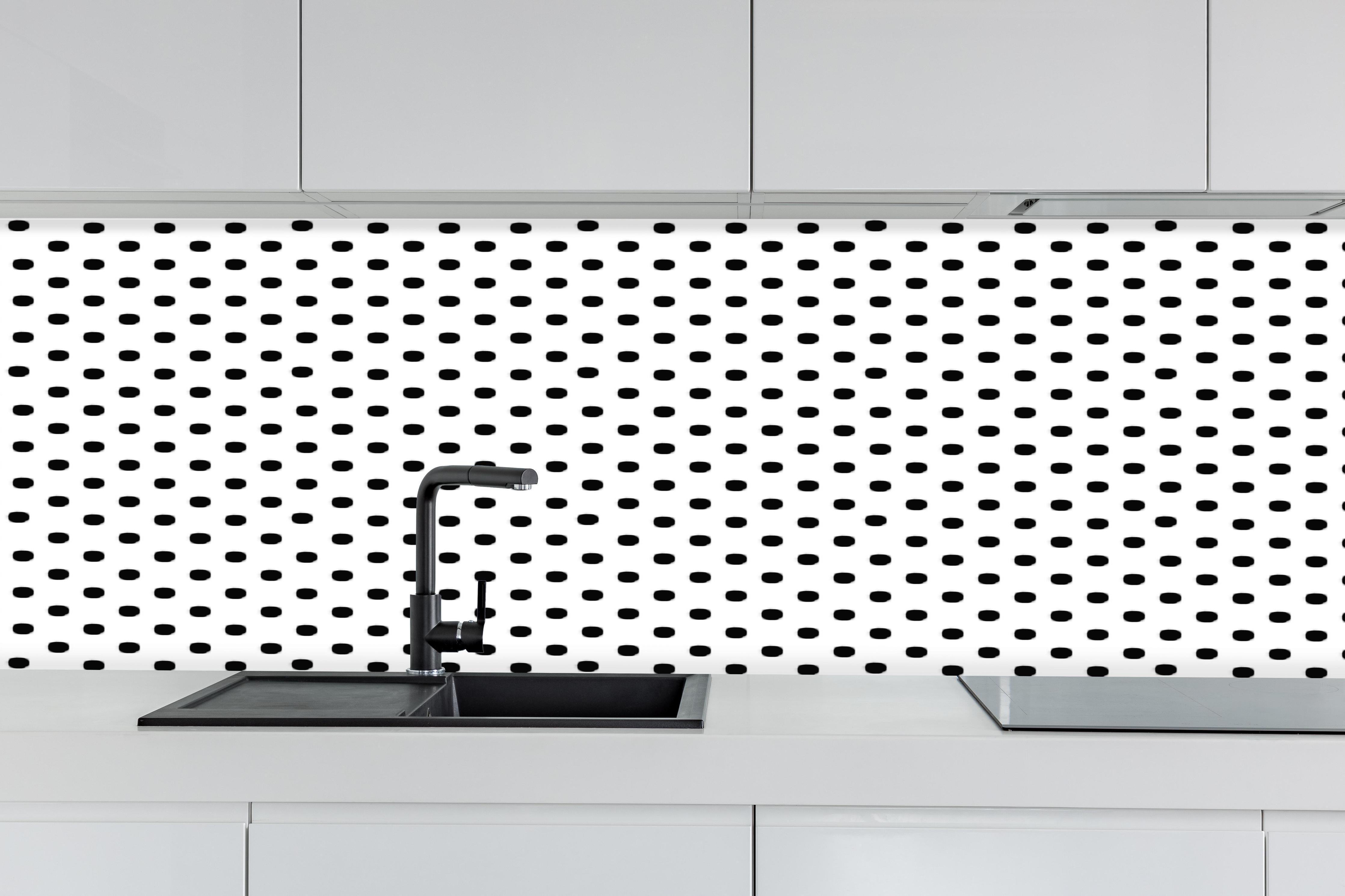 Küche - Moderne Schwarz-Weiß Punkte Musterung hinter weißen Hochglanz-Küchenregalen und schwarzem Wasserhahn