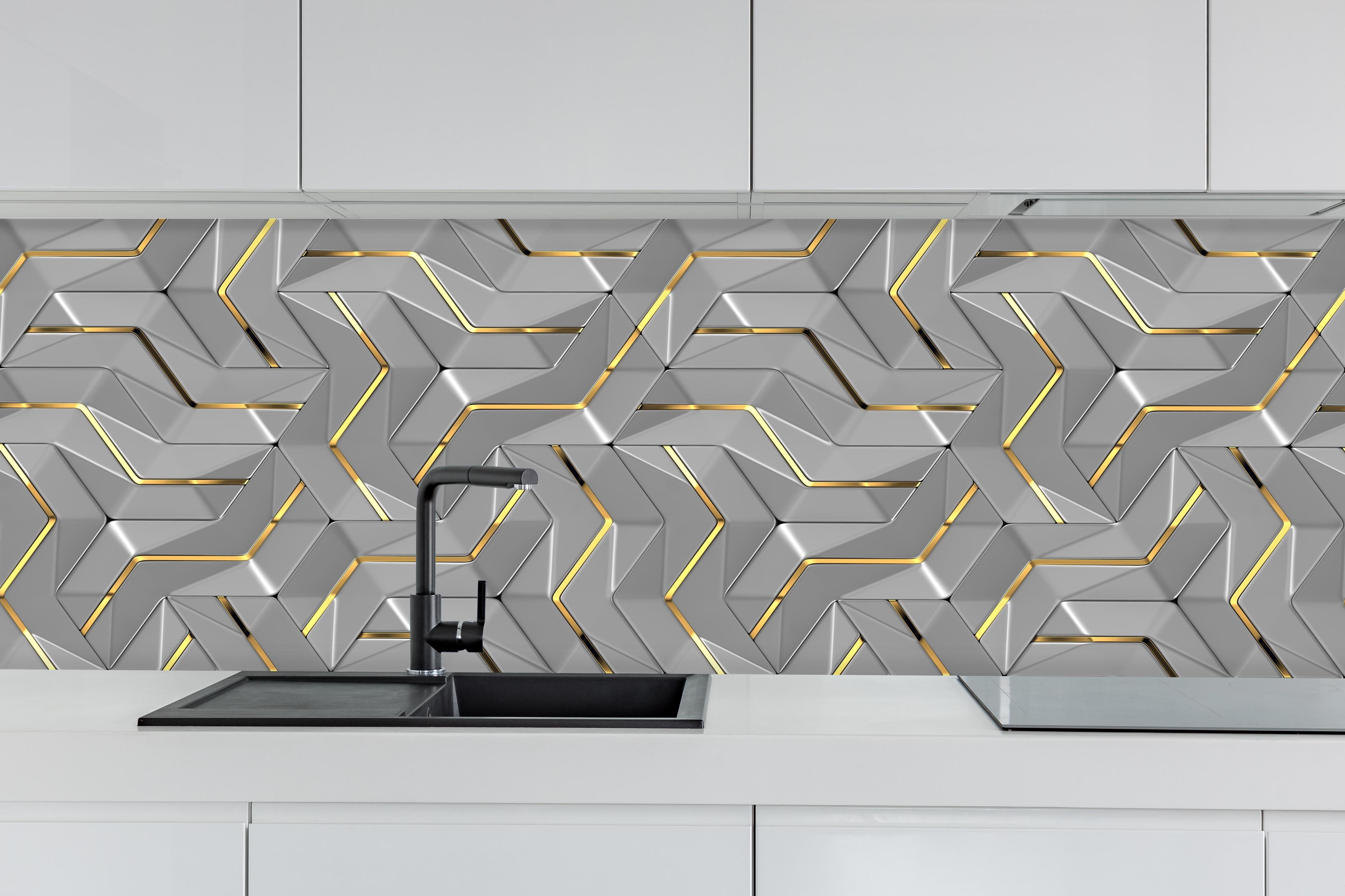 Küche - Moderne Wandtextur - Gold Akzente hinter weißen Hochglanz-Küchenregalen und schwarzem Wasserhahn