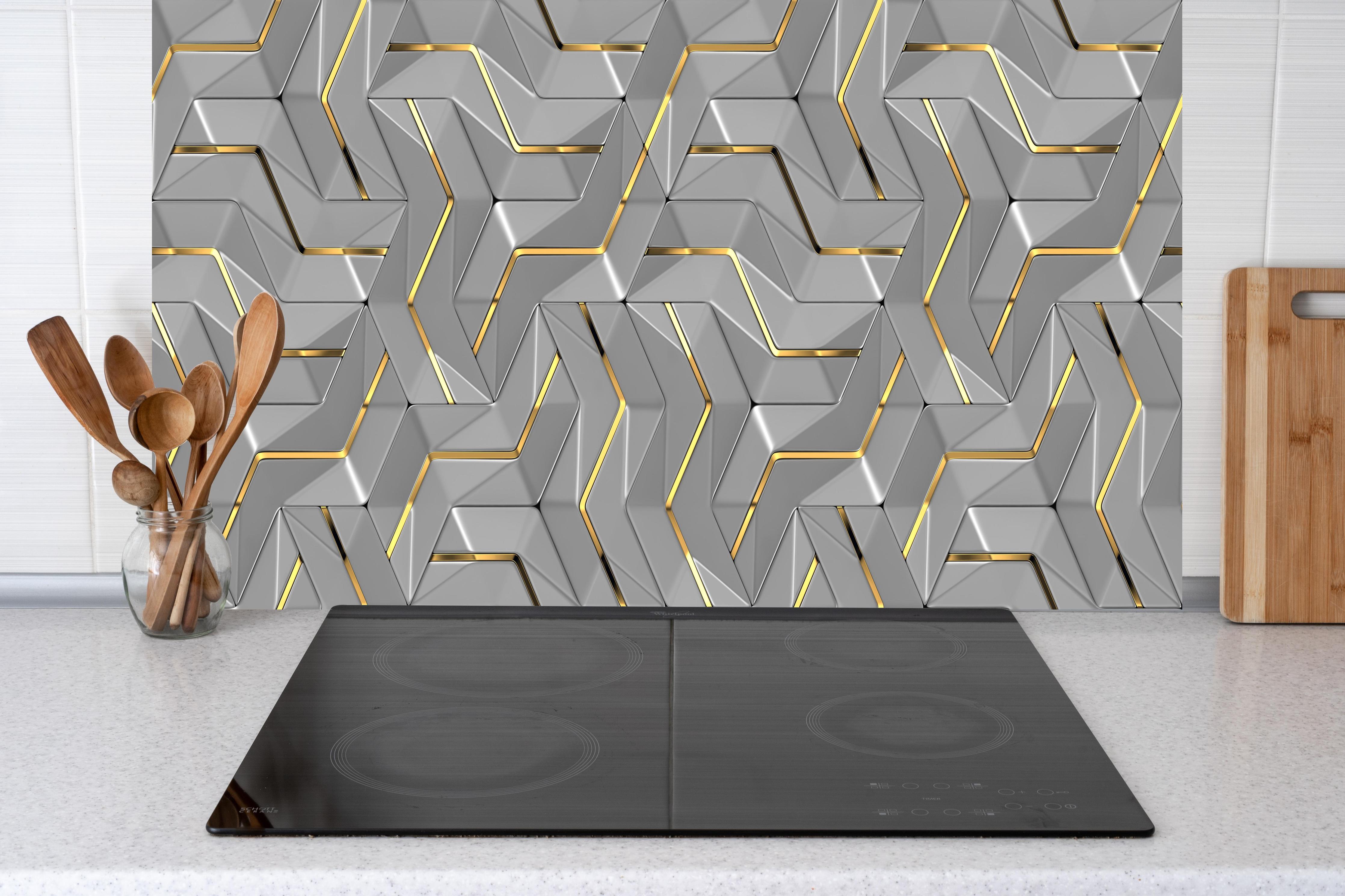 Küche - Moderne Wandtextur - Gold Akzente hinter weißen Hochglanz-Küchenregalen und schwarzem Wasserhahn