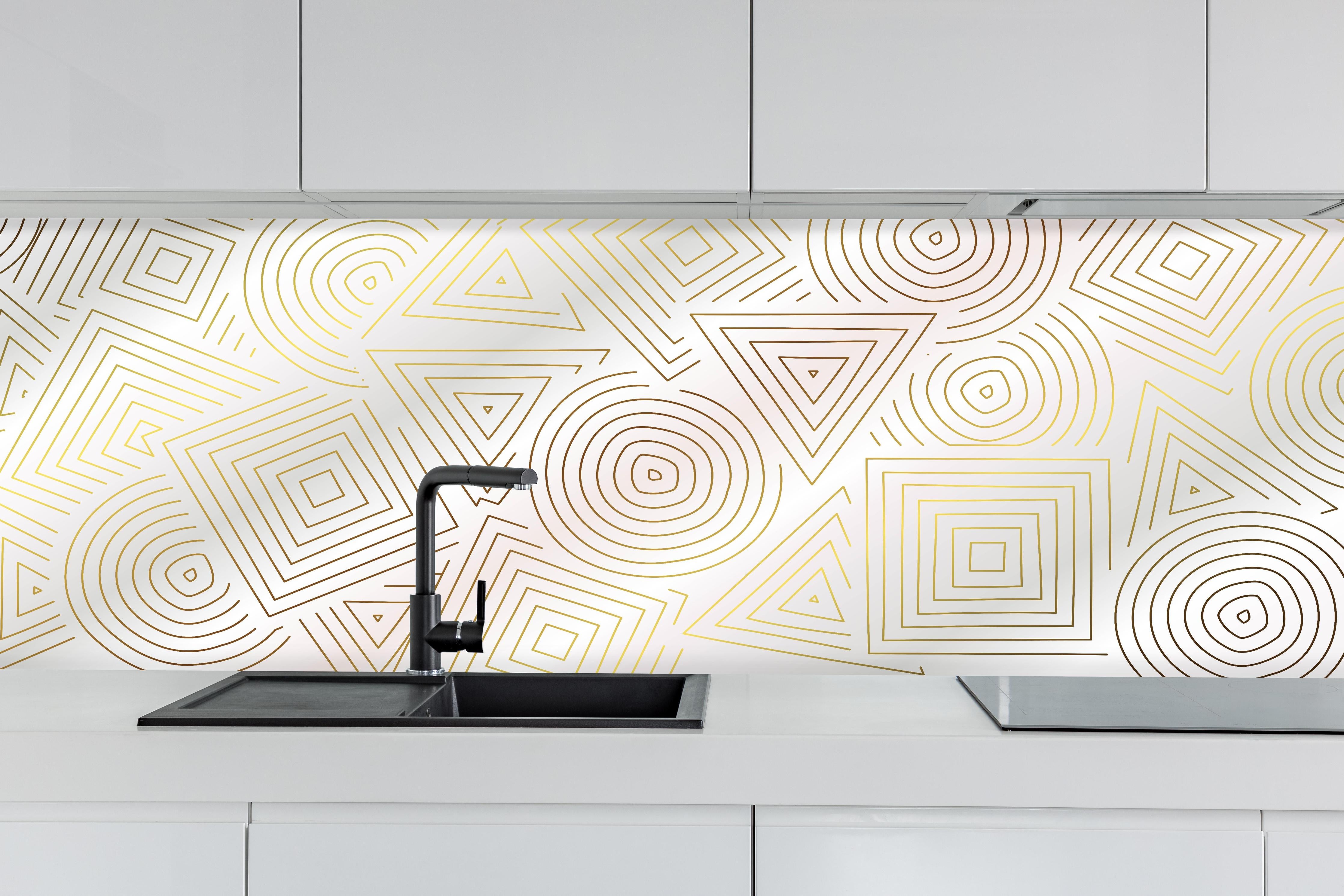 Küche - Moderne Weiß-Goldene Geometrie Textur hinter weißen Hochglanz-Küchenregalen und schwarzem Wasserhahn