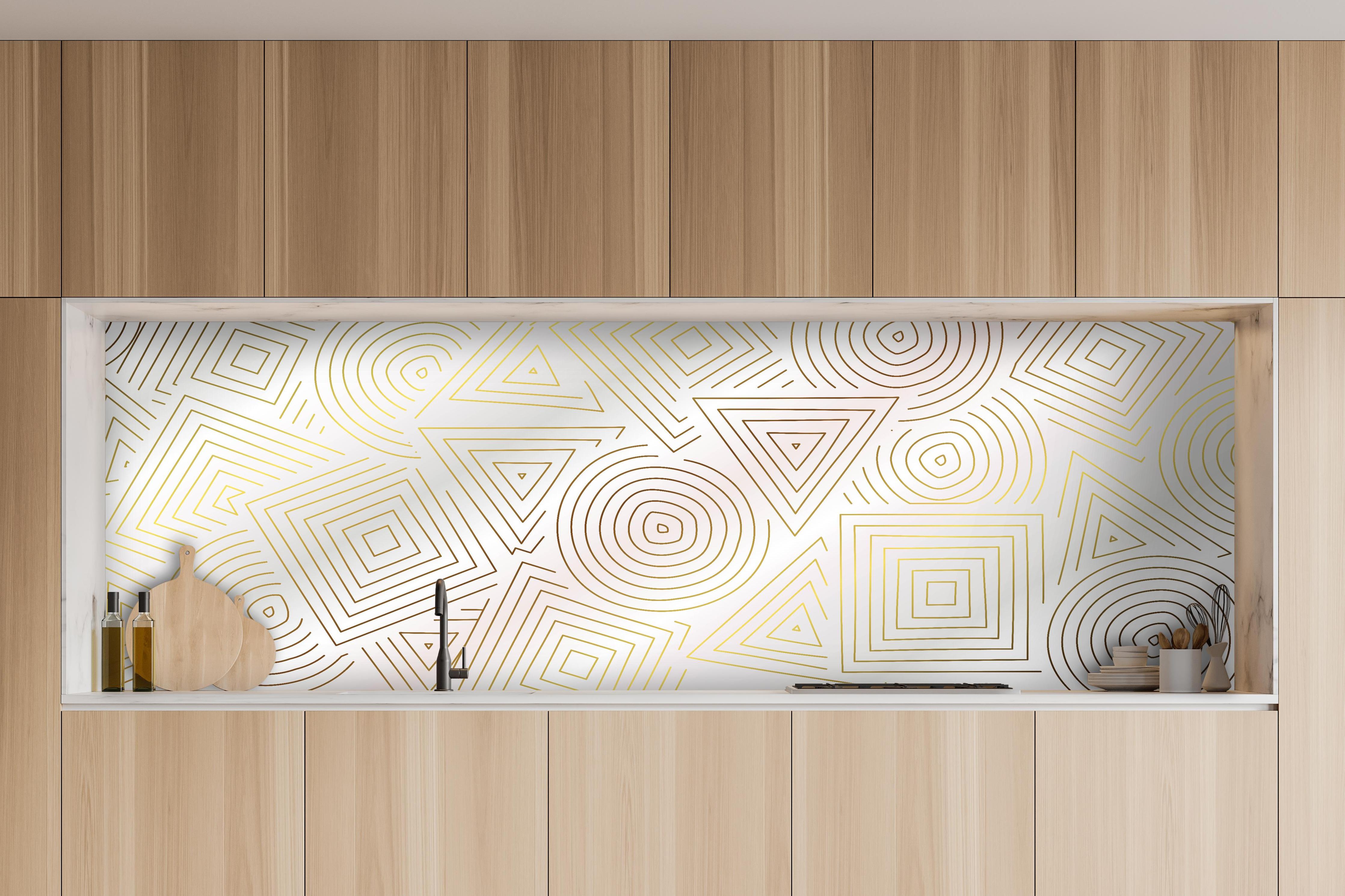 Küche - Moderne Weiß-Goldene Geometrie Textur hinter weißen Hochglanz-Küchenregalen und schwarzem Wasserhahn