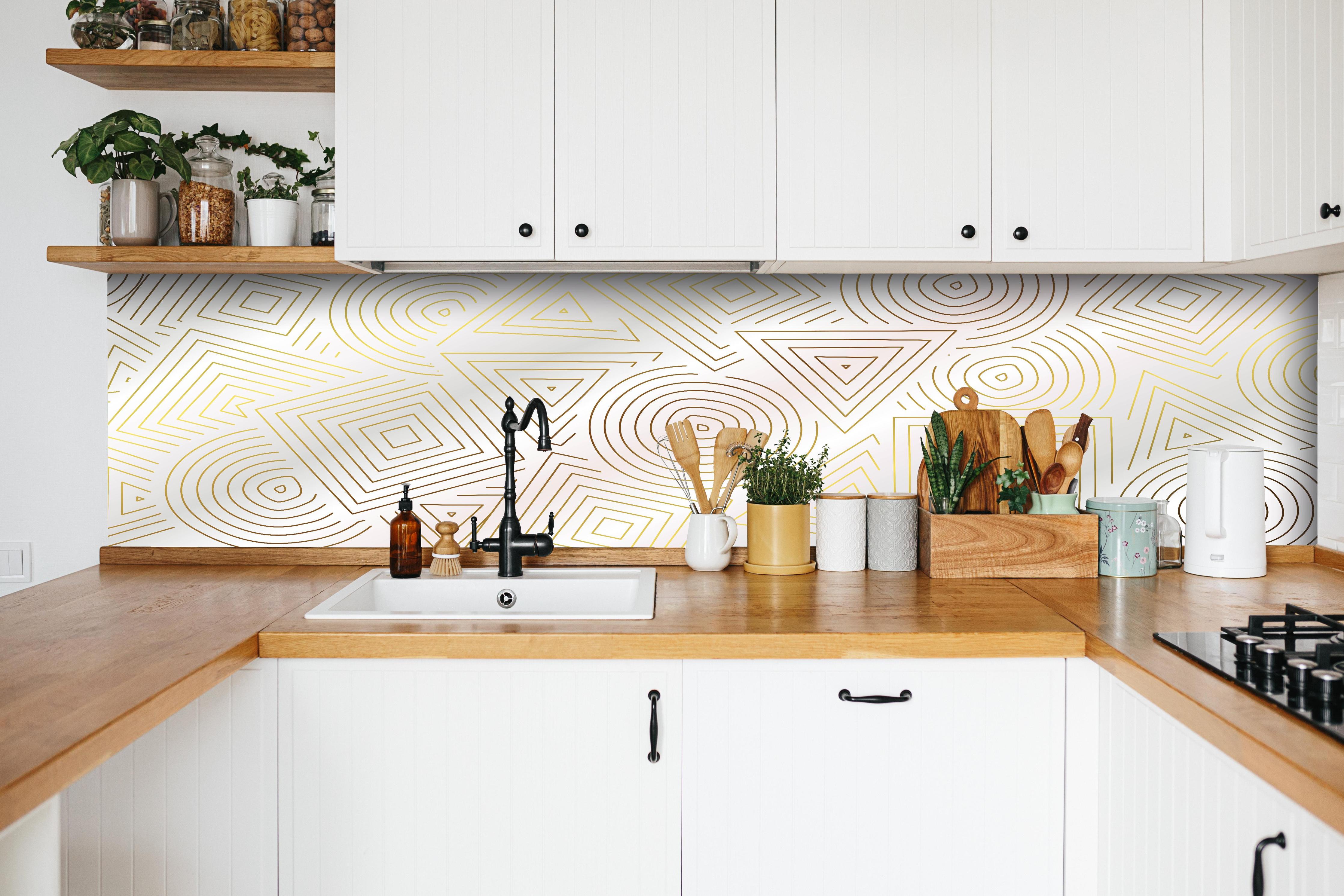 Küche - Moderne Weiß-Goldene Geometrie Textur hinter weißen Hochglanz-Küchenregalen und schwarzem Wasserhahn