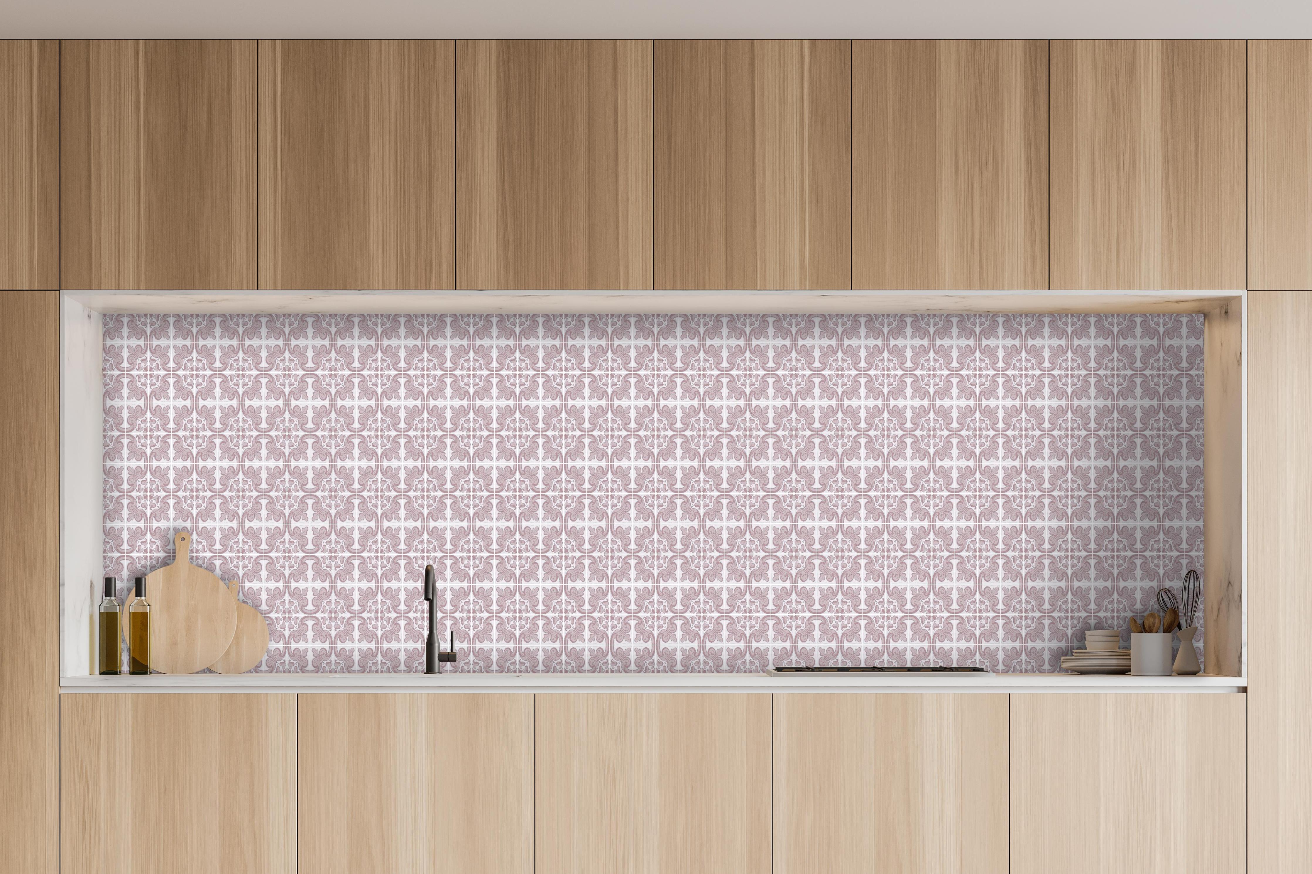 Küche - Moderne Weiß-Graue Geometrie Tapete hinter weißen Hochglanz-Küchenregalen und schwarzem Wasserhahn