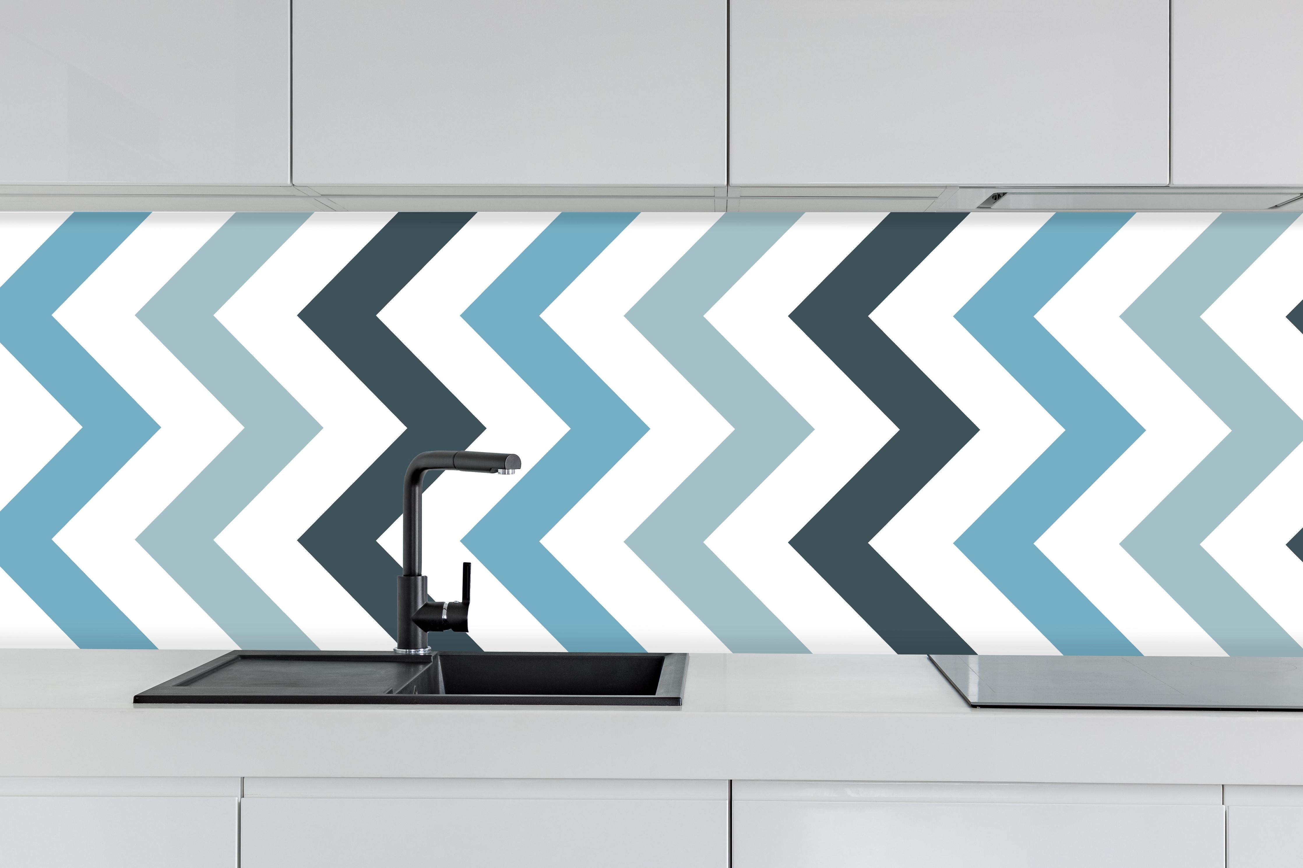 Küche - Moderne Zickzack Grafik in Grau-Weiß hinter weißen Hochglanz-Küchenregalen und schwarzem Wasserhahn