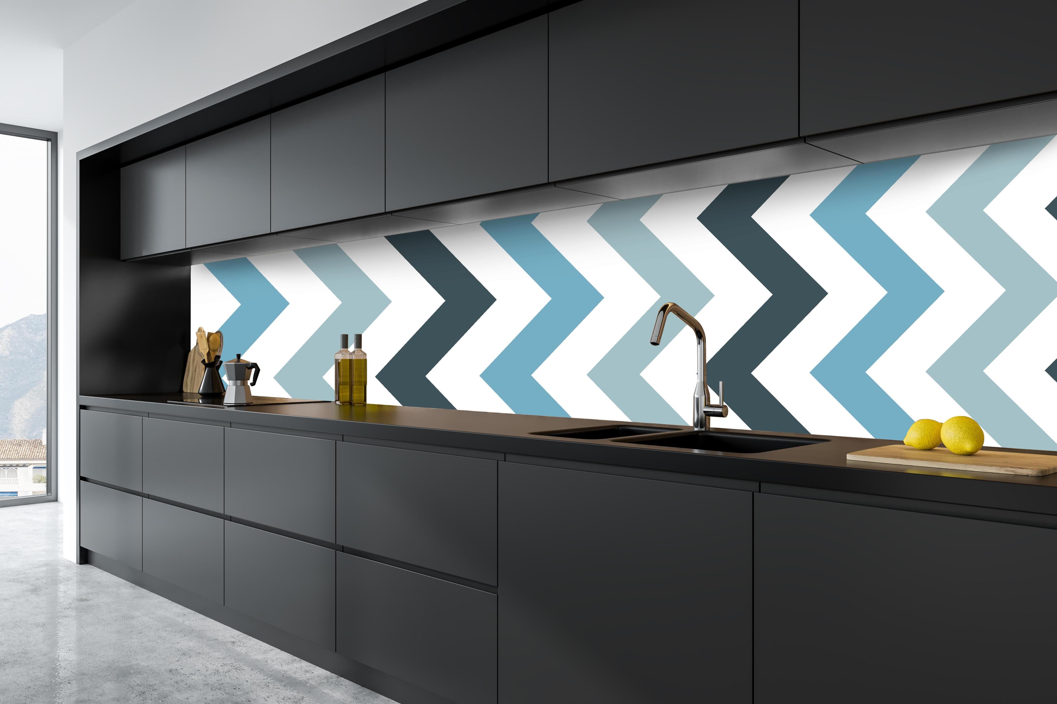 Küche - Moderne Zickzack Grafik in Grau-Weiß hinter weißen Hochglanz-Küchenregalen und schwarzem Wasserhahn