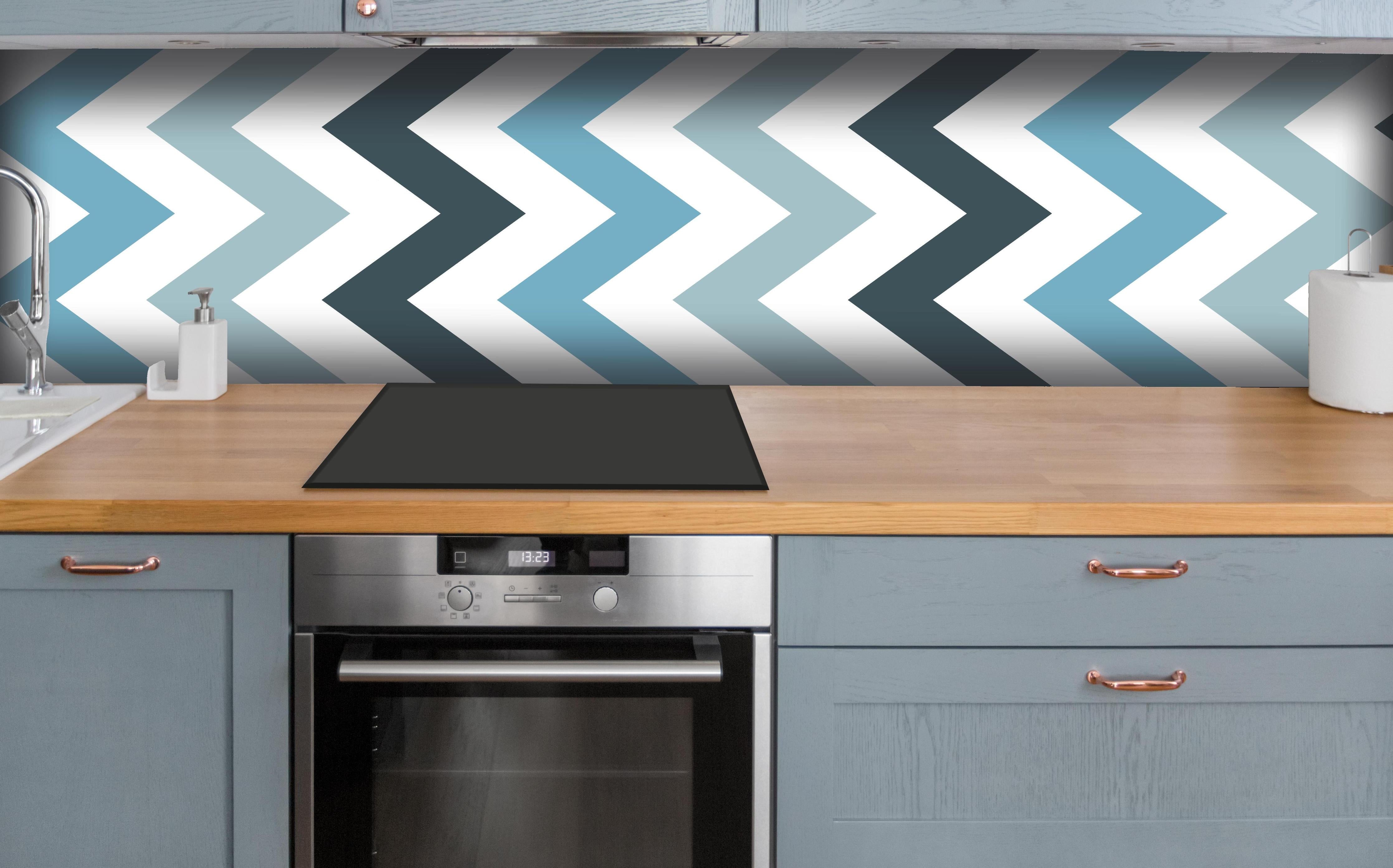 Küche - Moderne Zickzack Grafik in Grau-Weiß hinter weißen Hochglanz-Küchenregalen und schwarzem Wasserhahn