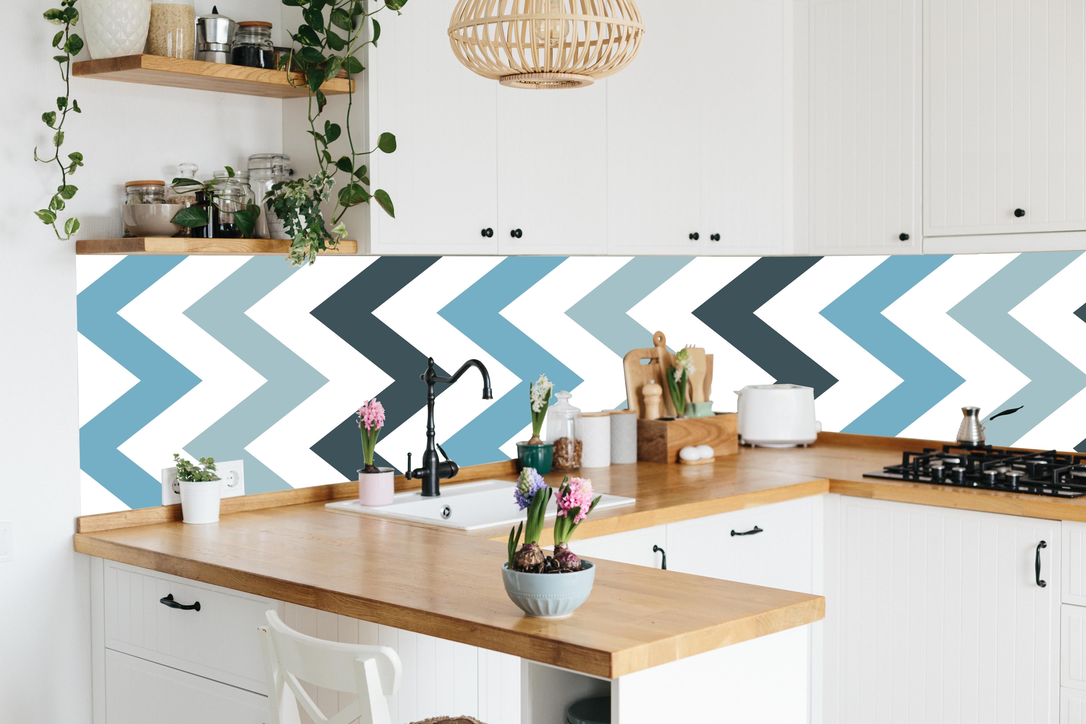 Küche - Moderne Zickzack Grafik in Grau-Weiß hinter weißen Hochglanz-Küchenregalen und schwarzem Wasserhahn