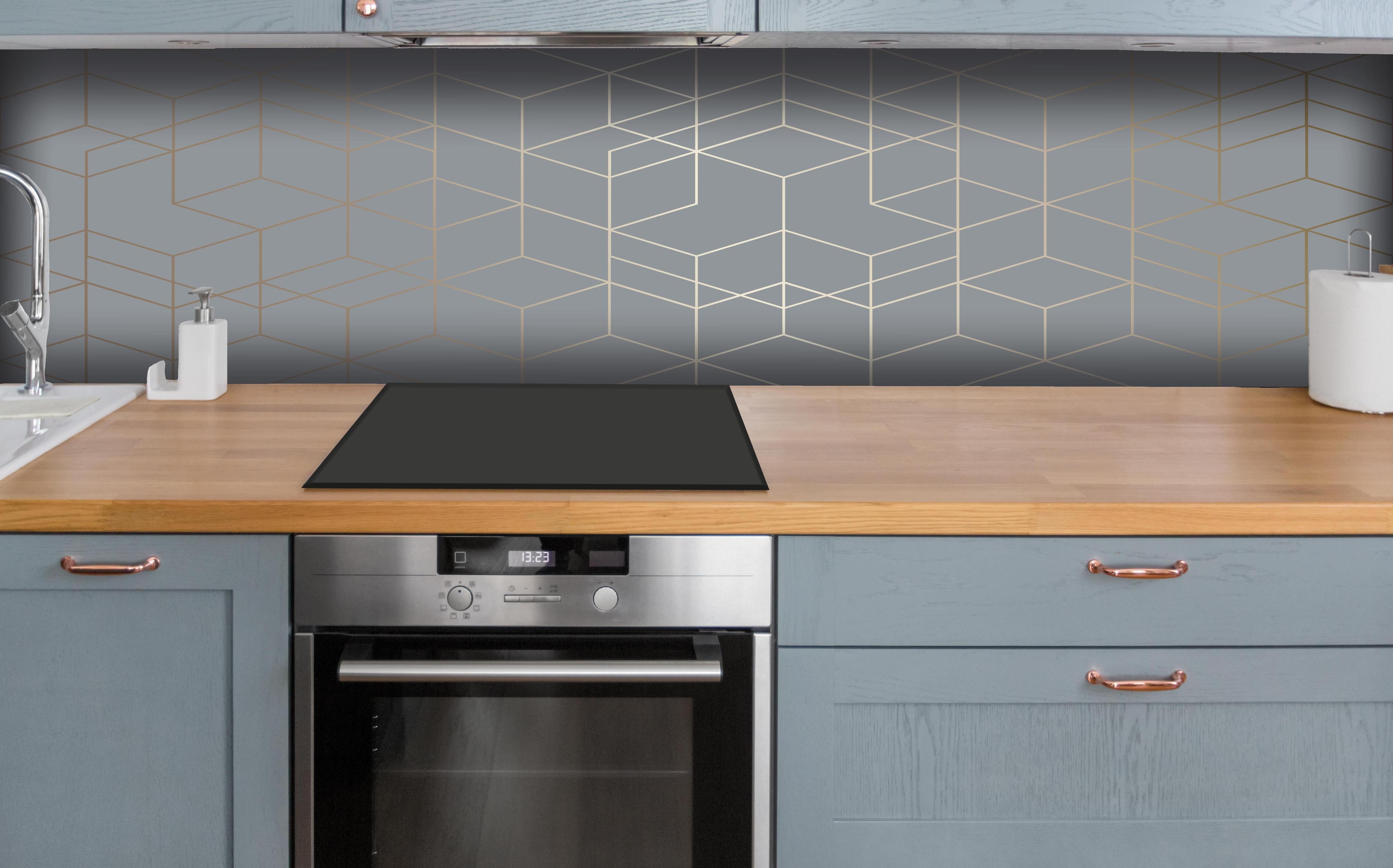 Küche - Moderne abstrakte Geometrie in Grautönen hinter weißen Hochglanz-Küchenregalen und schwarzem Wasserhahn