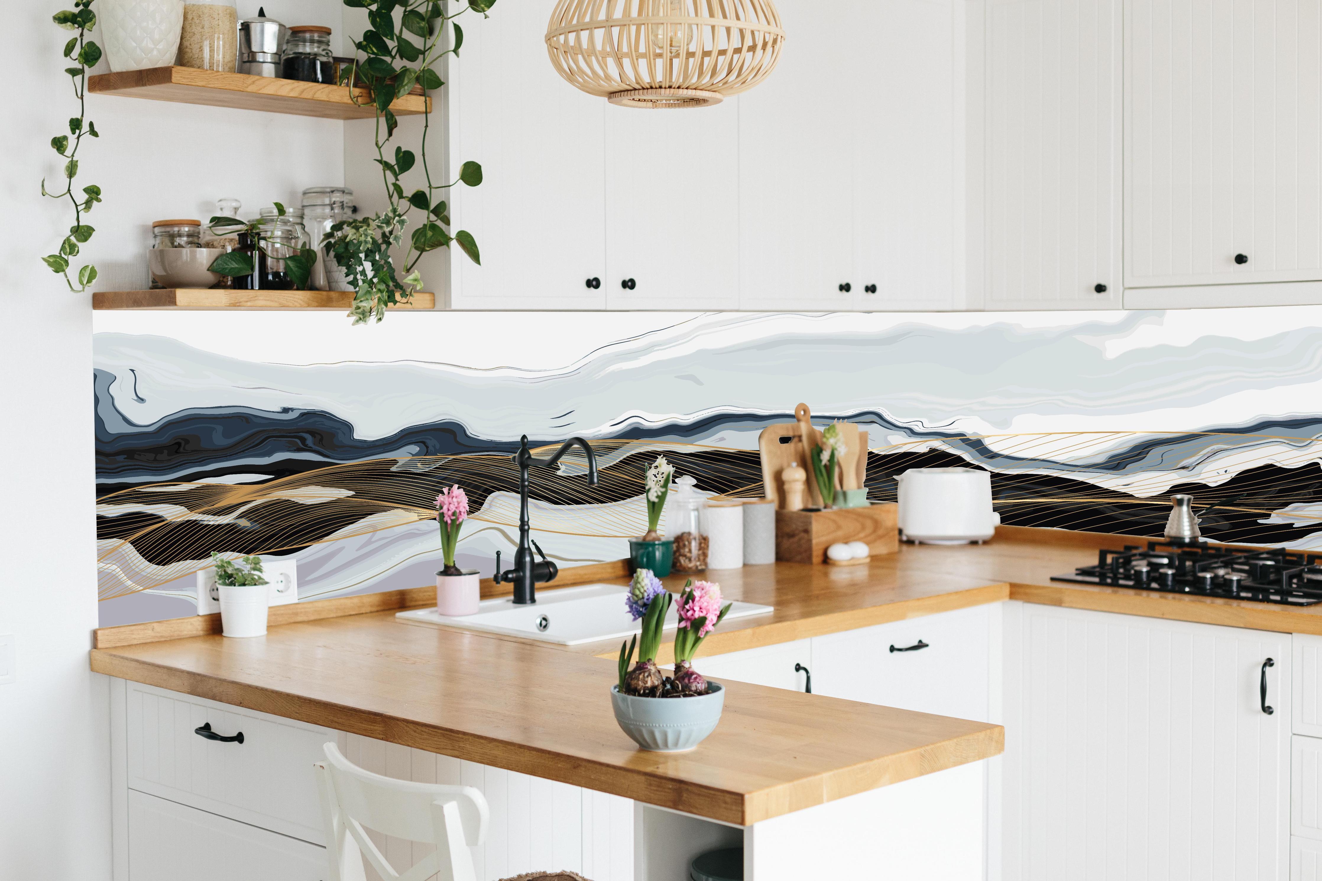 Küche - Moderne abstrakte Kunst in Erdtönen hinter weißen Hochglanz-Küchenregalen und schwarzem Wasserhahn