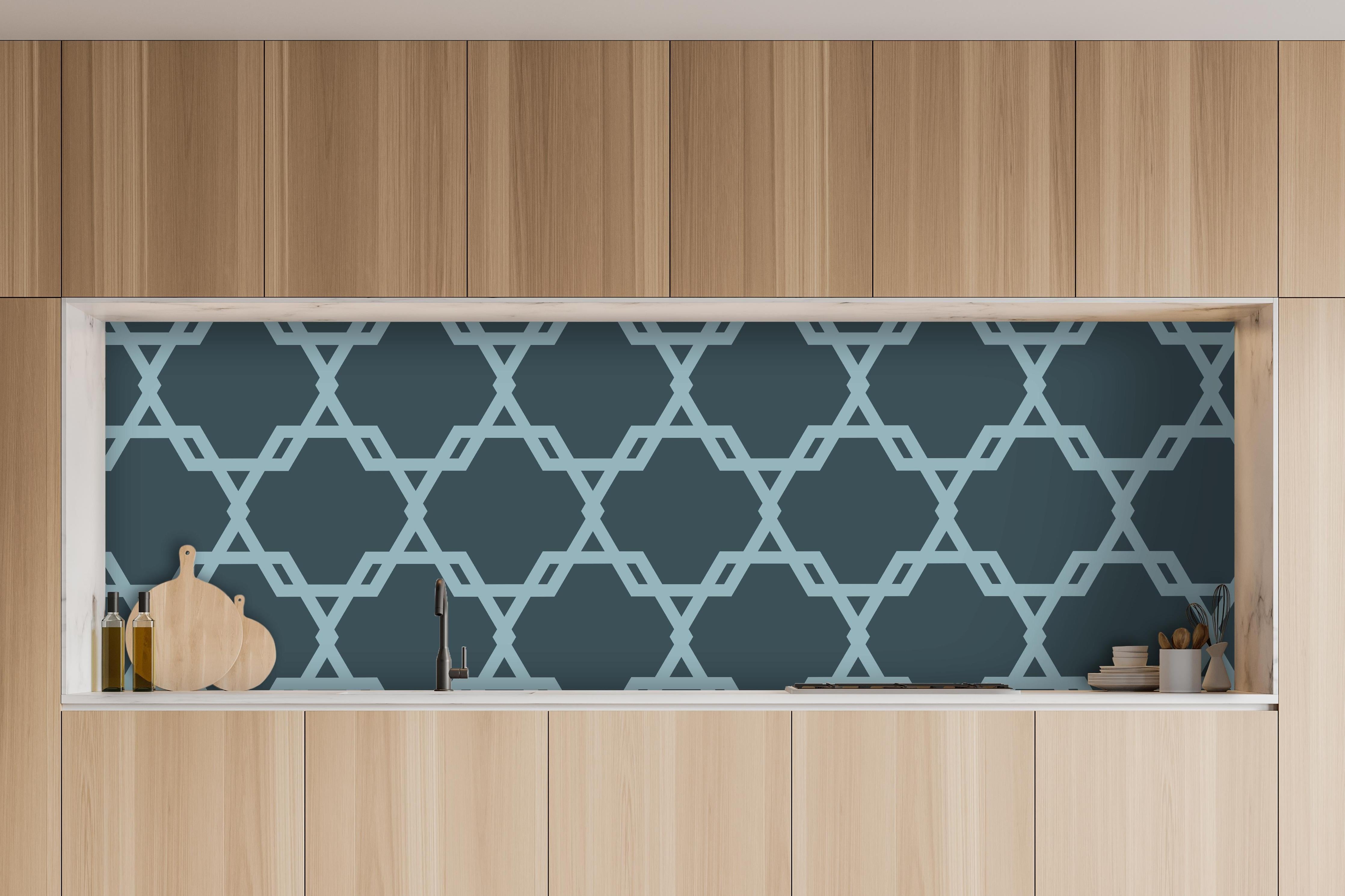 Küche - Moderne blaugraue Musterstruktur Wand hinter weißen Hochglanz-Küchenregalen und schwarzem Wasserhahn