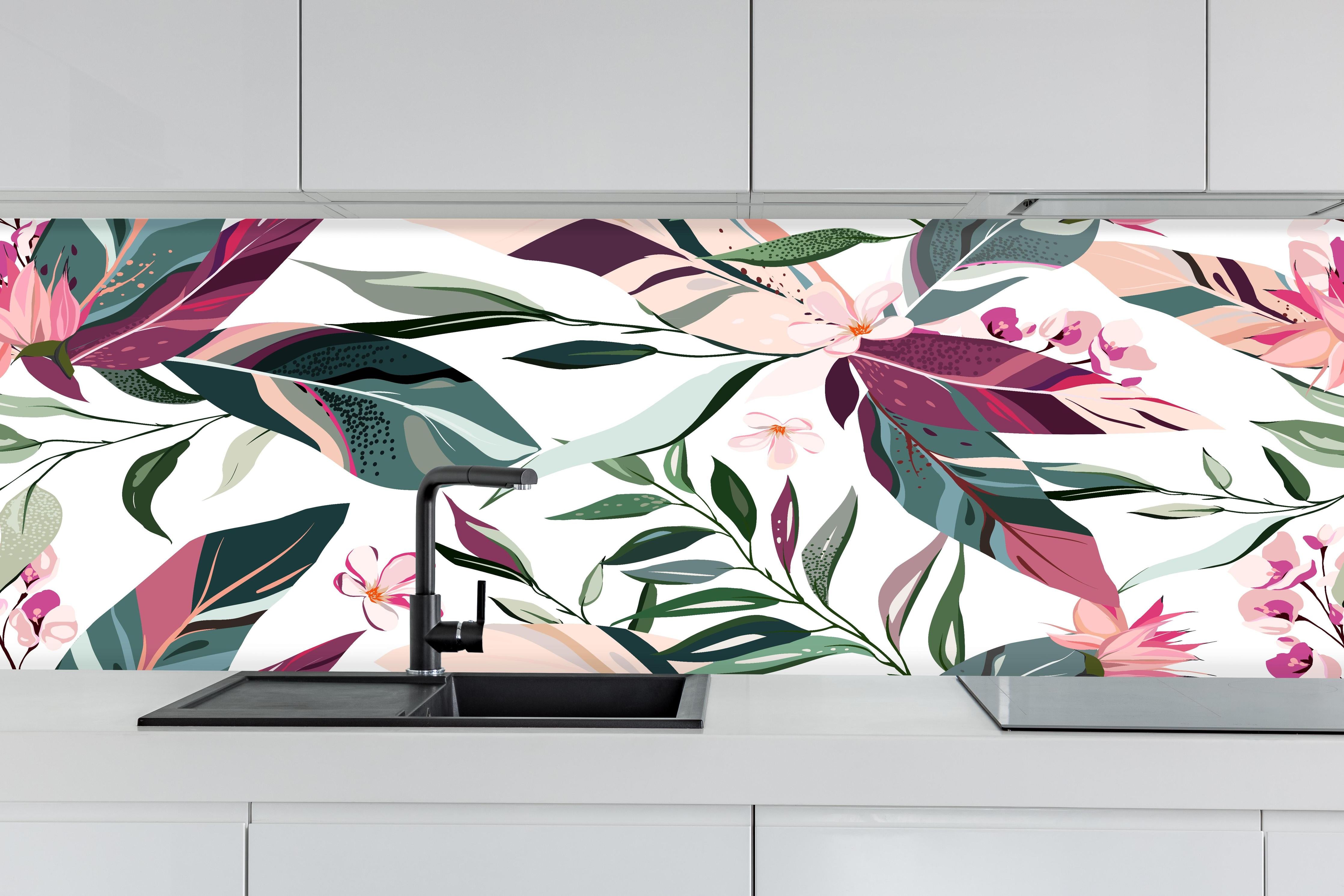 Küche - Moderne florale Textur in zarten Farben hinter weißen Hochglanz-Küchenregalen und schwarzem Wasserhahn