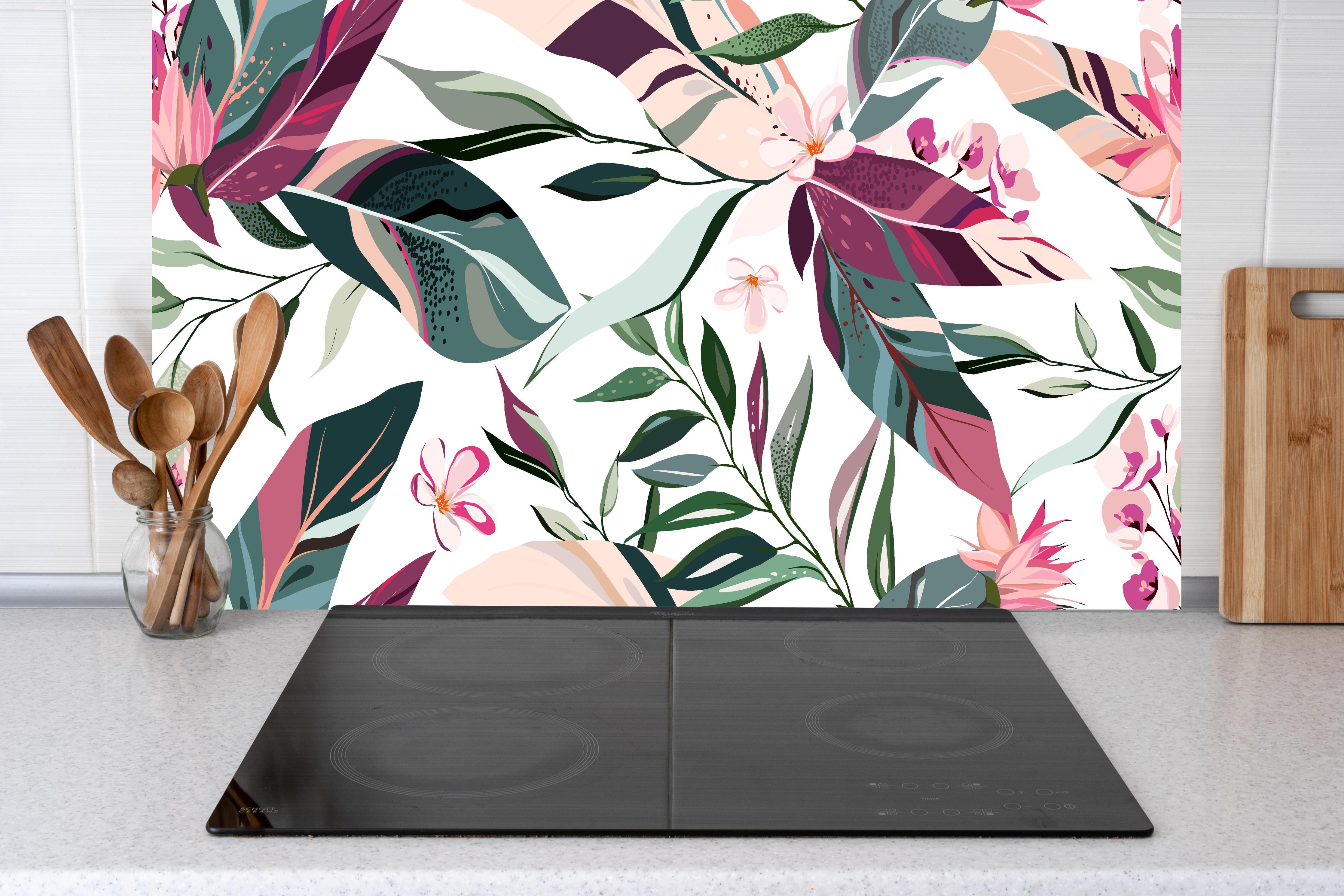 Küche - Moderne florale Textur in zarten Farben hinter weißen Hochglanz-Küchenregalen und schwarzem Wasserhahn