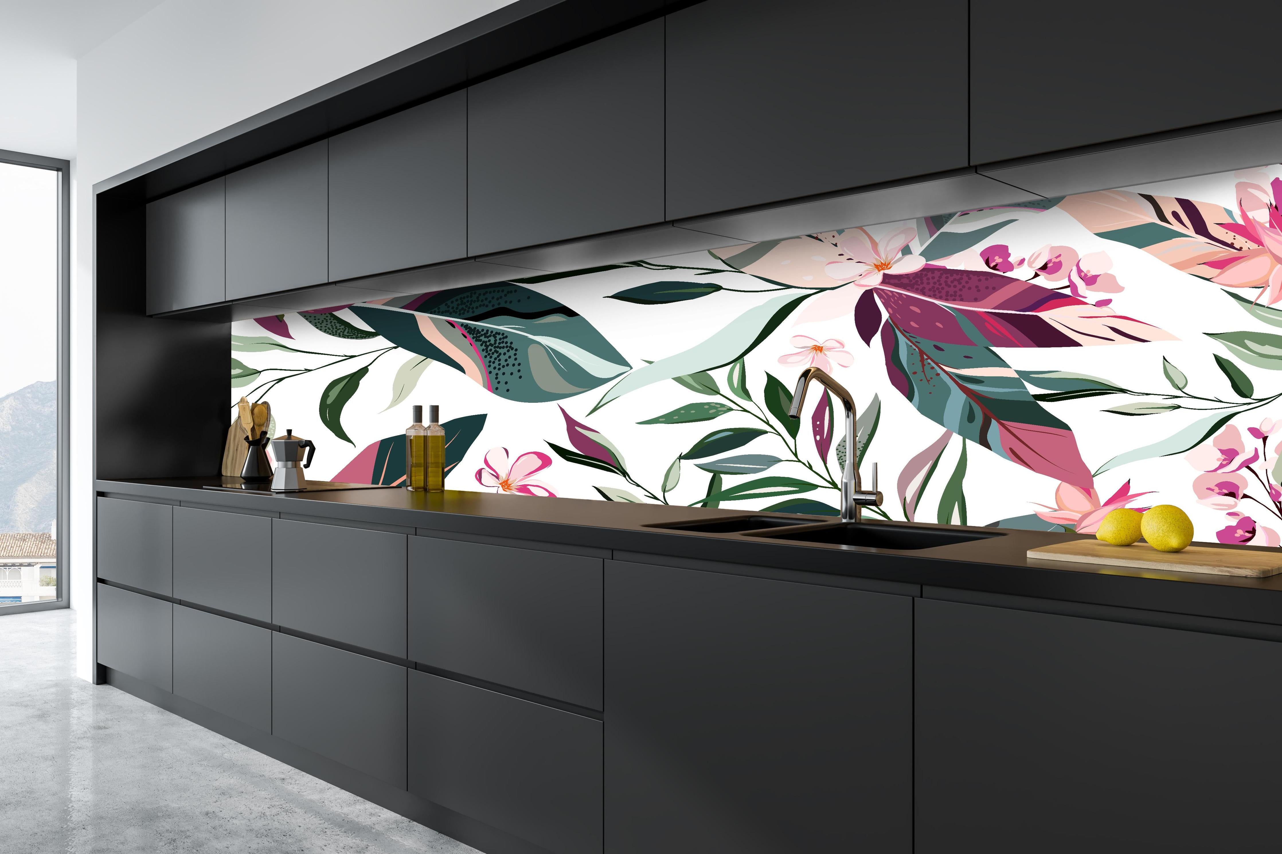 Küche - Moderne florale Textur in zarten Farben hinter weißen Hochglanz-Küchenregalen und schwarzem Wasserhahn