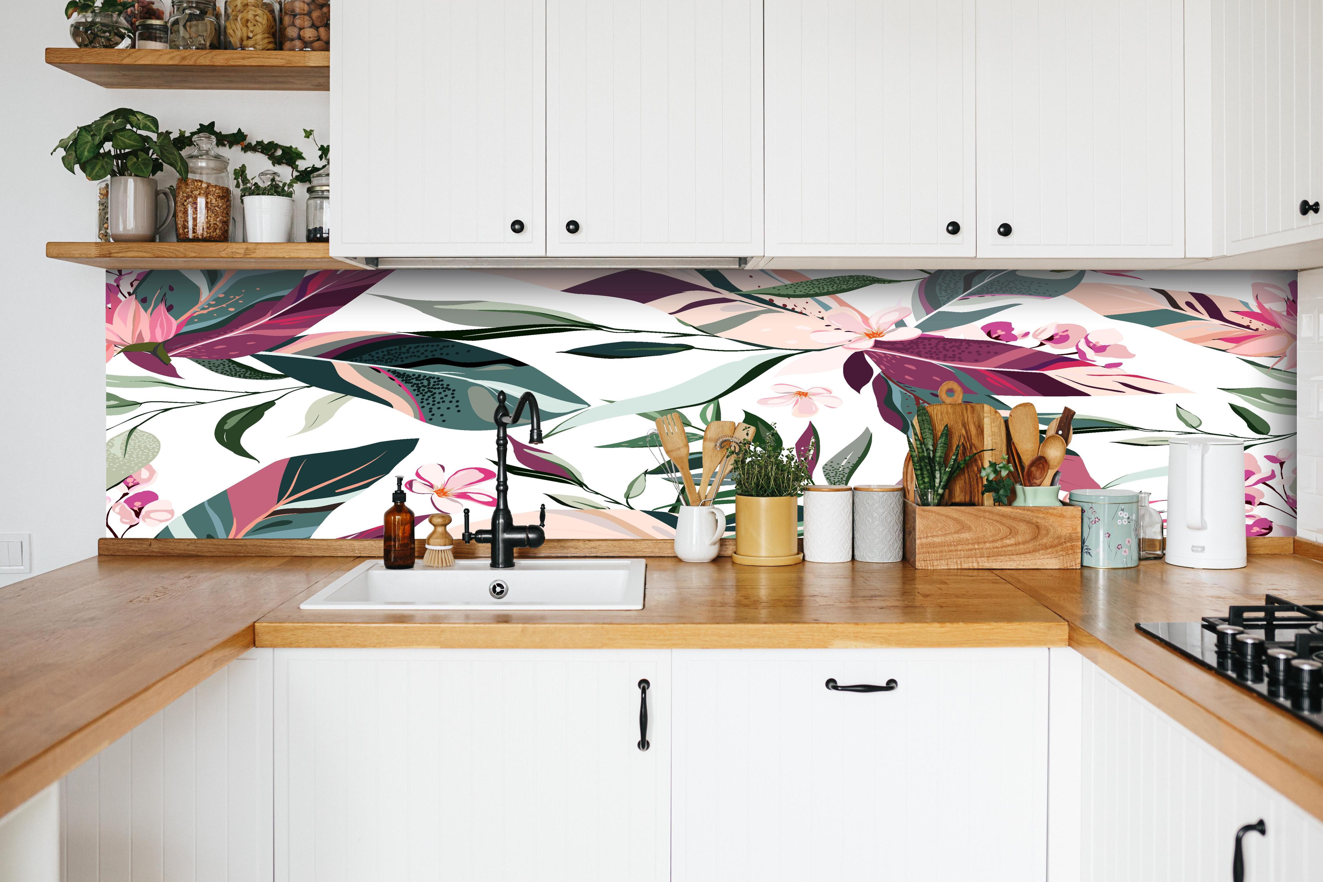 Küche - Moderne florale Textur in zarten Farben hinter weißen Hochglanz-Küchenregalen und schwarzem Wasserhahn