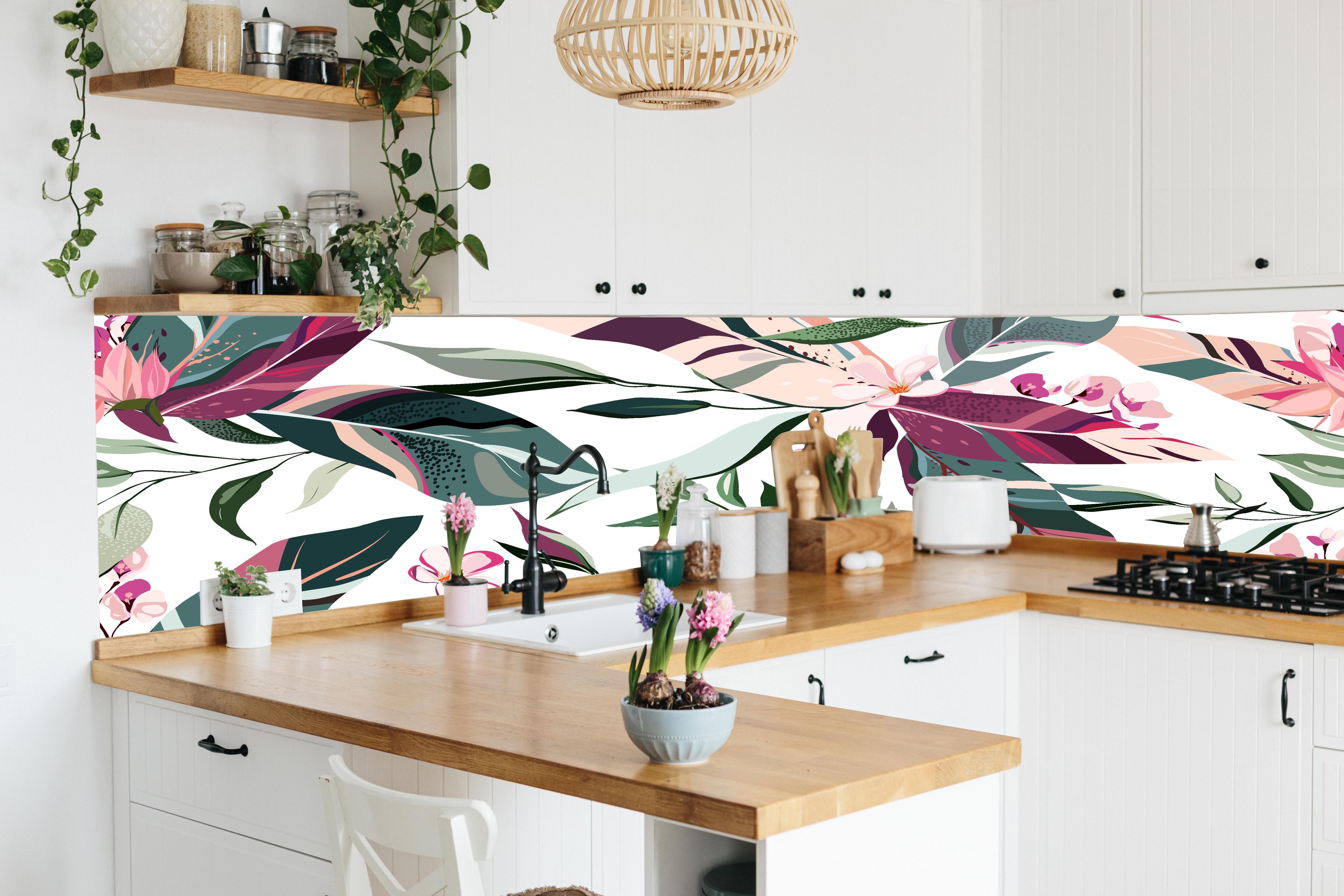 Küche - Moderne florale Textur in zarten Farben hinter weißen Hochglanz-Küchenregalen und schwarzem Wasserhahn