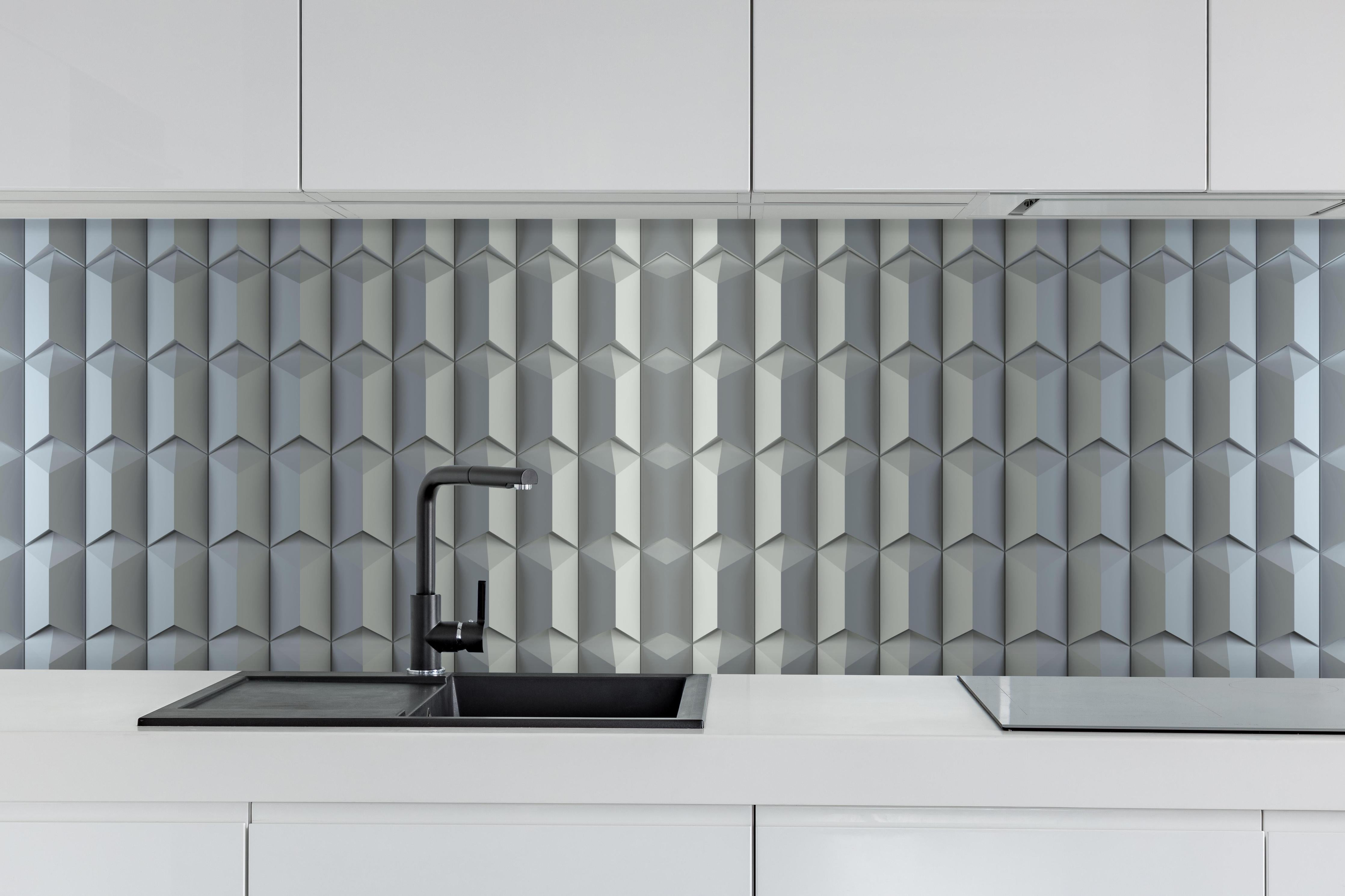 Küche - Moderne geometrische Struktur in Grau-Weiß hinter weißen Hochglanz-Küchenregalen und schwarzem Wasserhahn