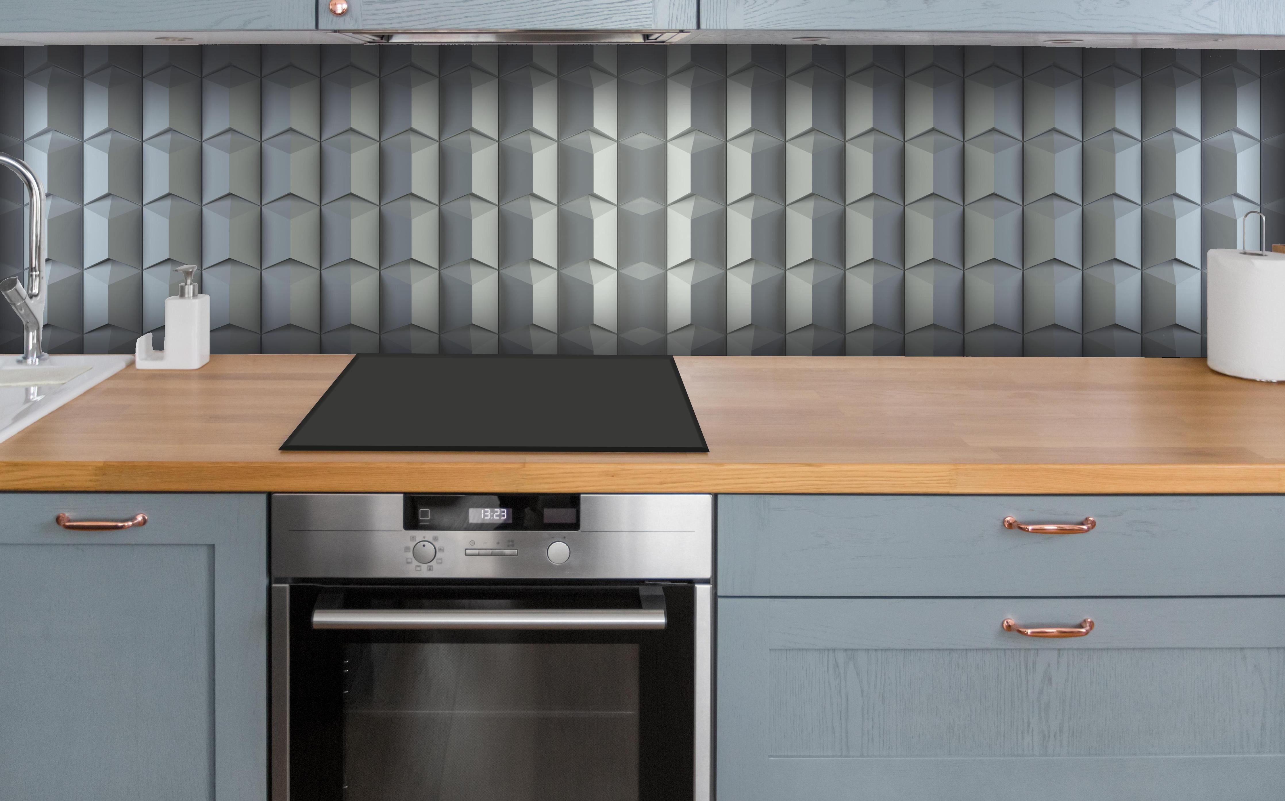 Küche - Moderne geometrische Struktur in Grau-Weiß hinter weißen Hochglanz-Küchenregalen und schwarzem Wasserhahn