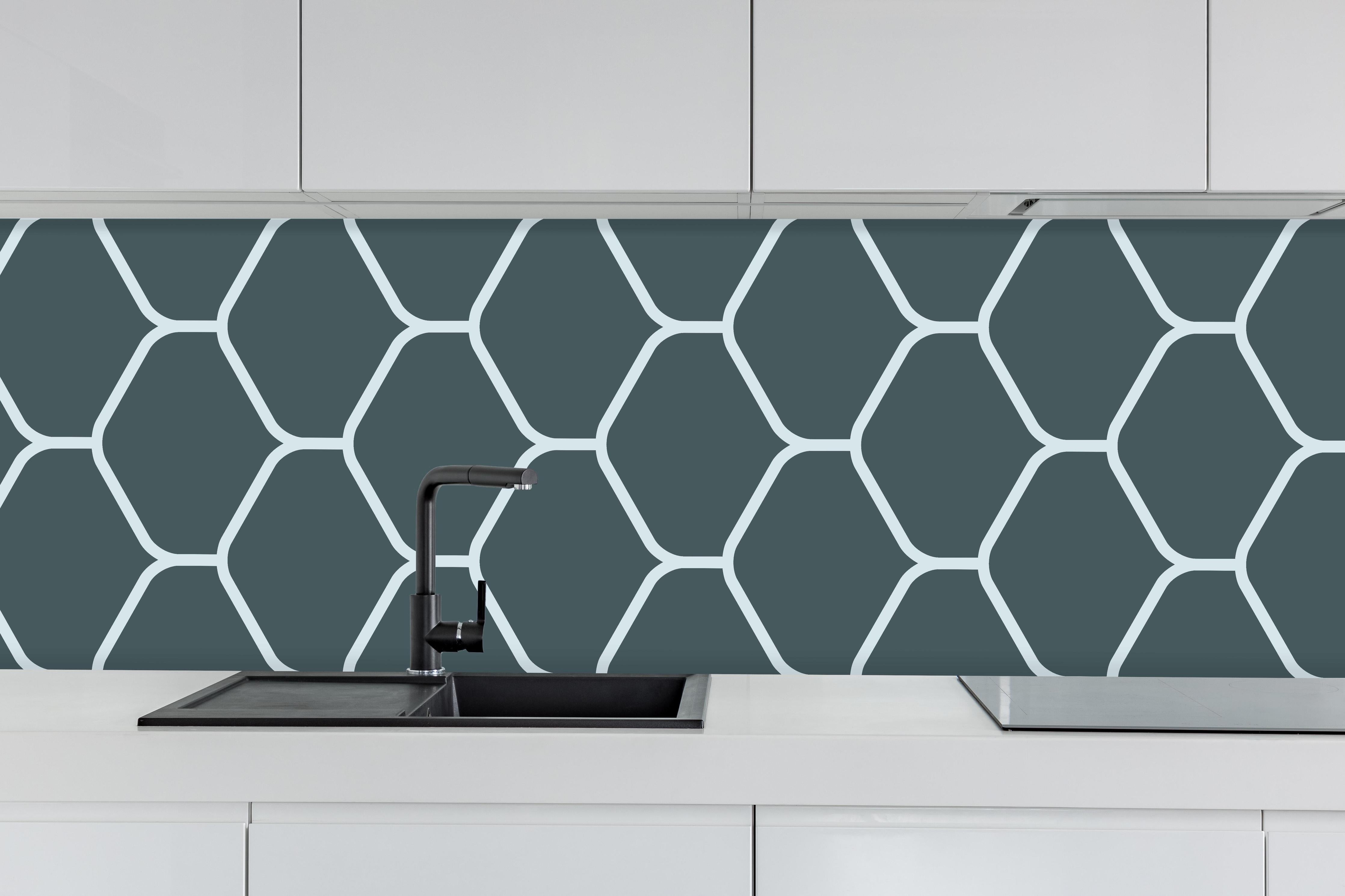 Küche - Moderne graue Hexagon-Muster Wandtapete hinter weißen Hochglanz-Küchenregalen und schwarzem Wasserhahn