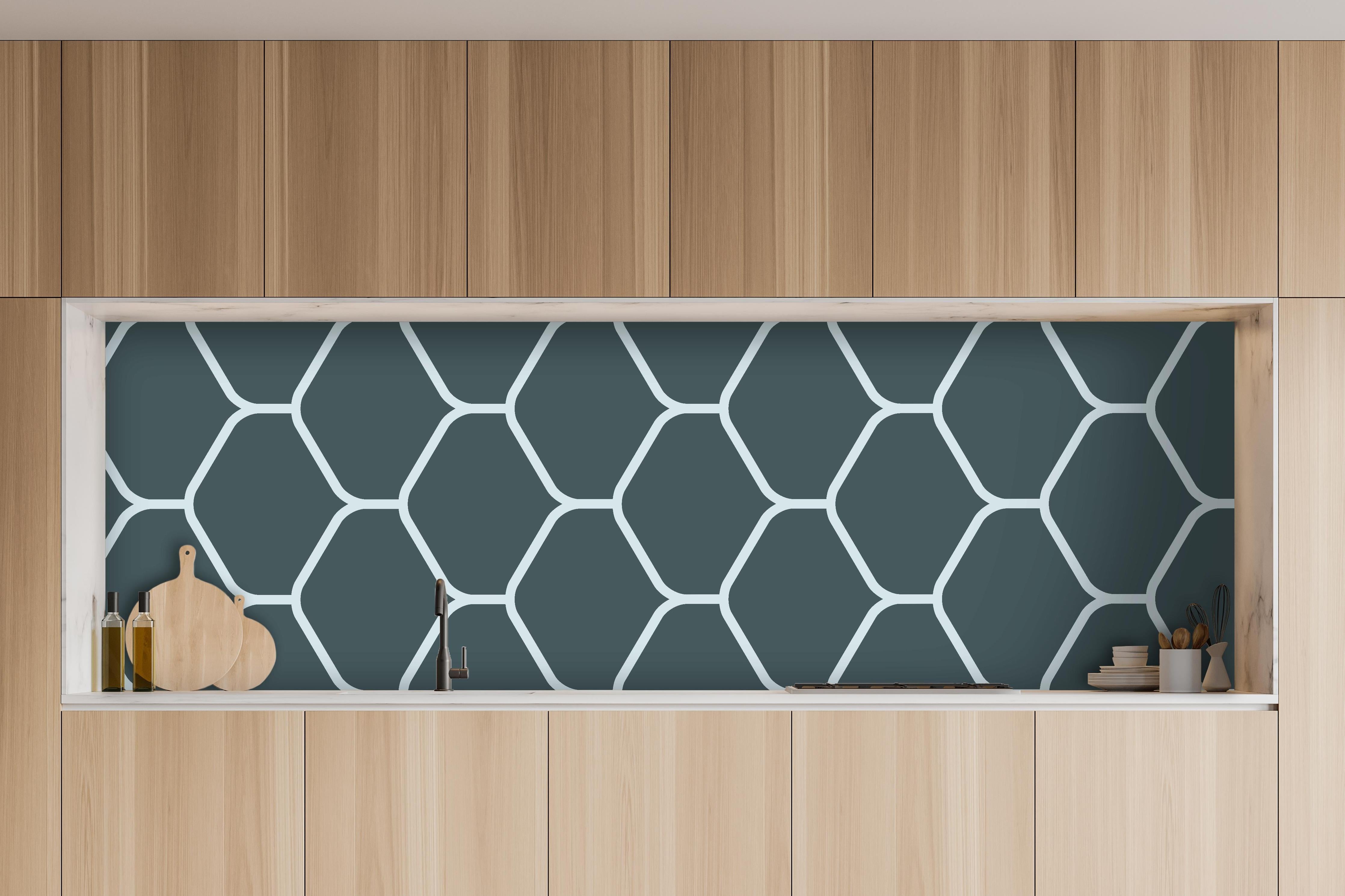 Küche - Moderne graue Hexagon-Muster Wandtapete hinter weißen Hochglanz-Küchenregalen und schwarzem Wasserhahn