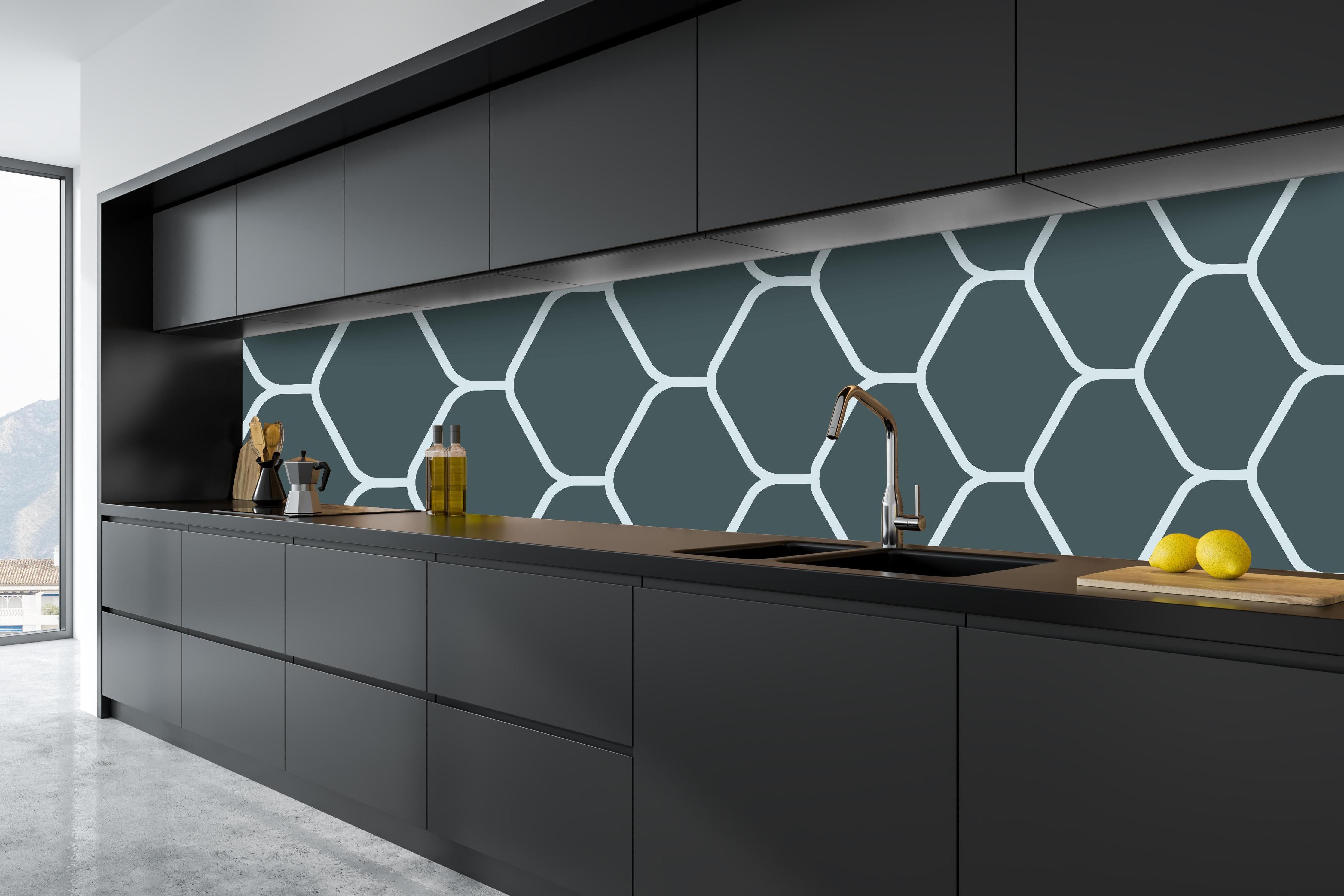 Küche - Moderne graue Hexagon-Muster Wandtapete hinter weißen Hochglanz-Küchenregalen und schwarzem Wasserhahn