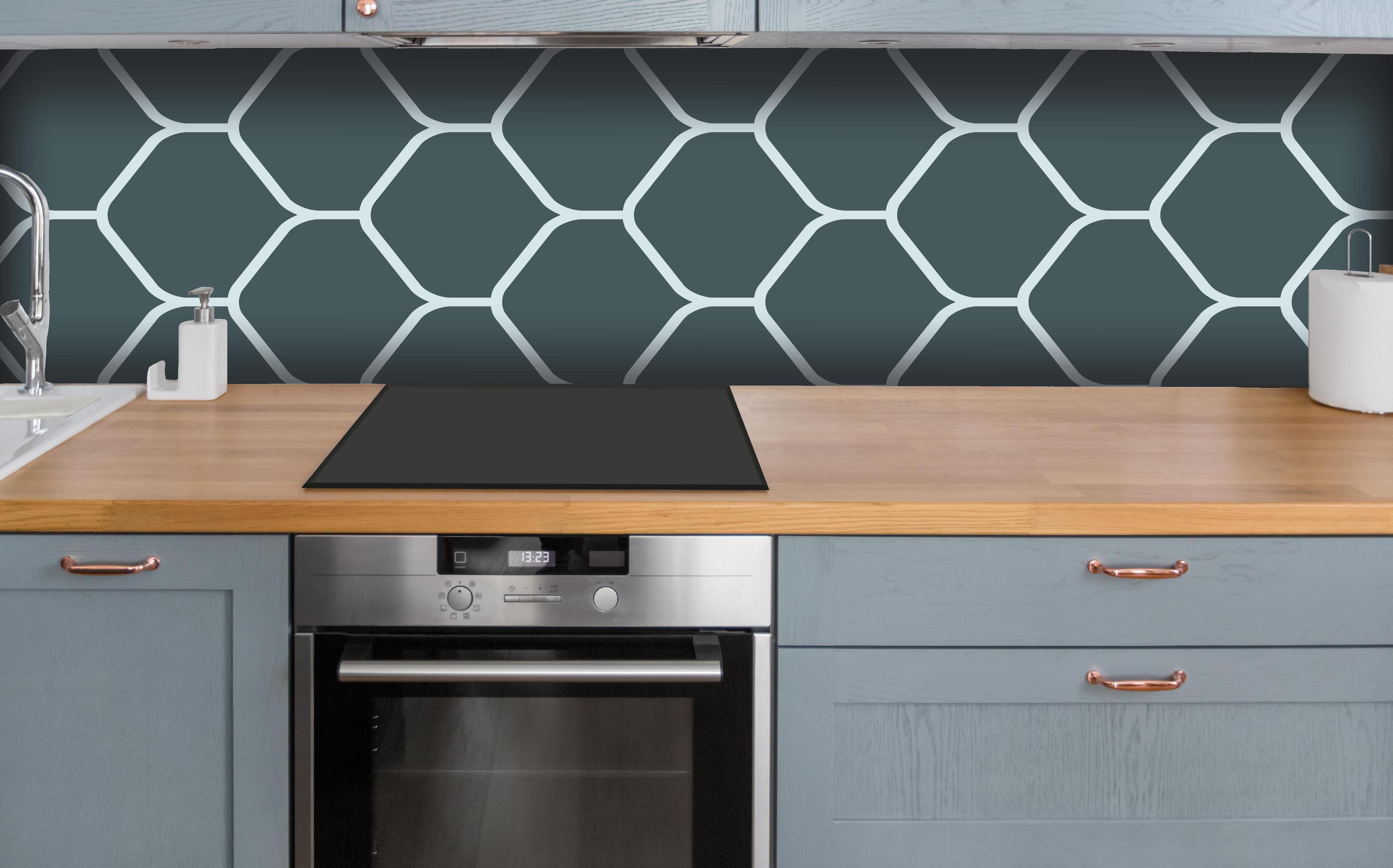 Küche - Moderne graue Hexagon-Muster Wandtapete hinter weißen Hochglanz-Küchenregalen und schwarzem Wasserhahn