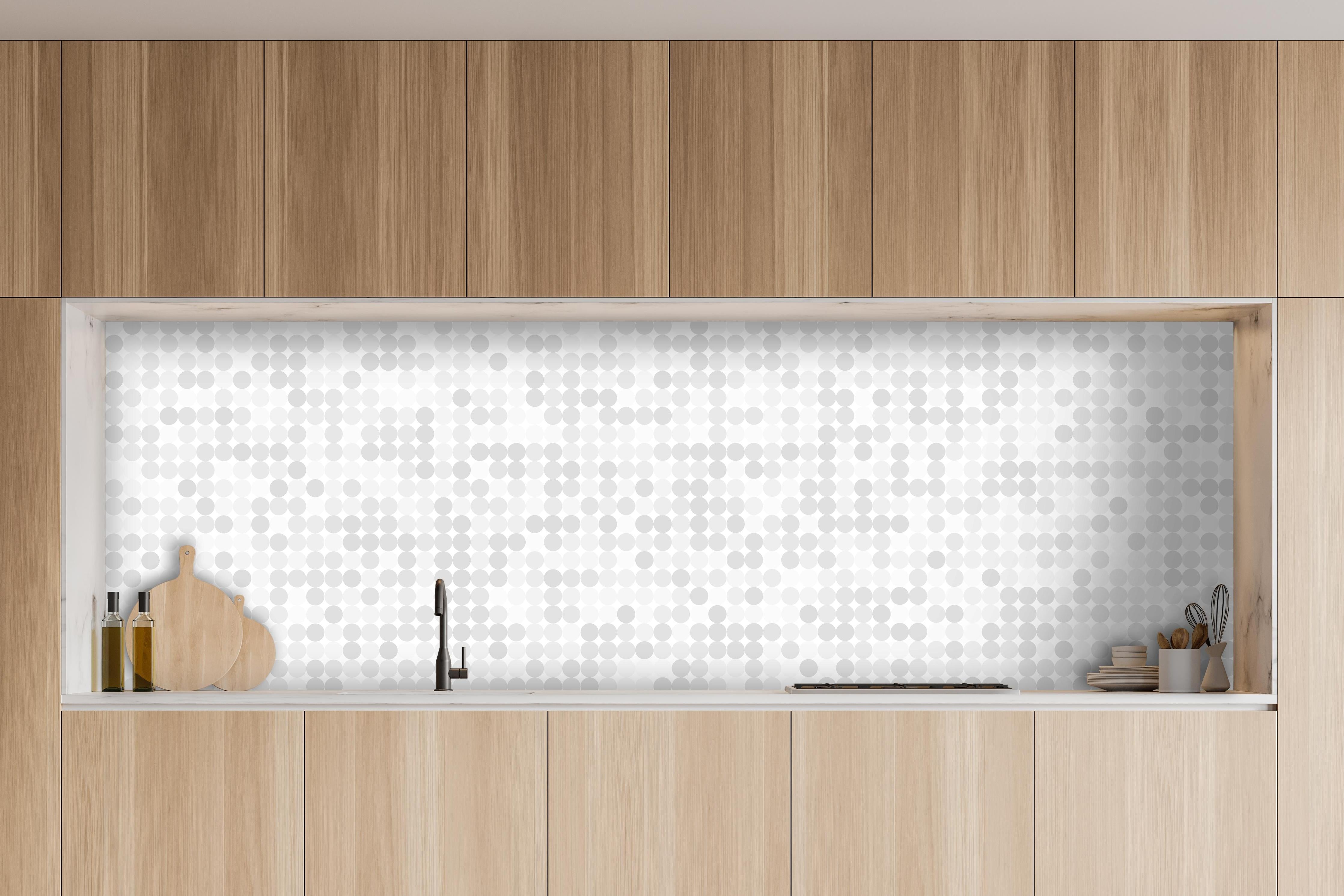 Küche - Moderner Stoffmuster Grau-Weiß Design Print hinter weißen Hochglanz-Küchenregalen und schwarzem Wasserhahn