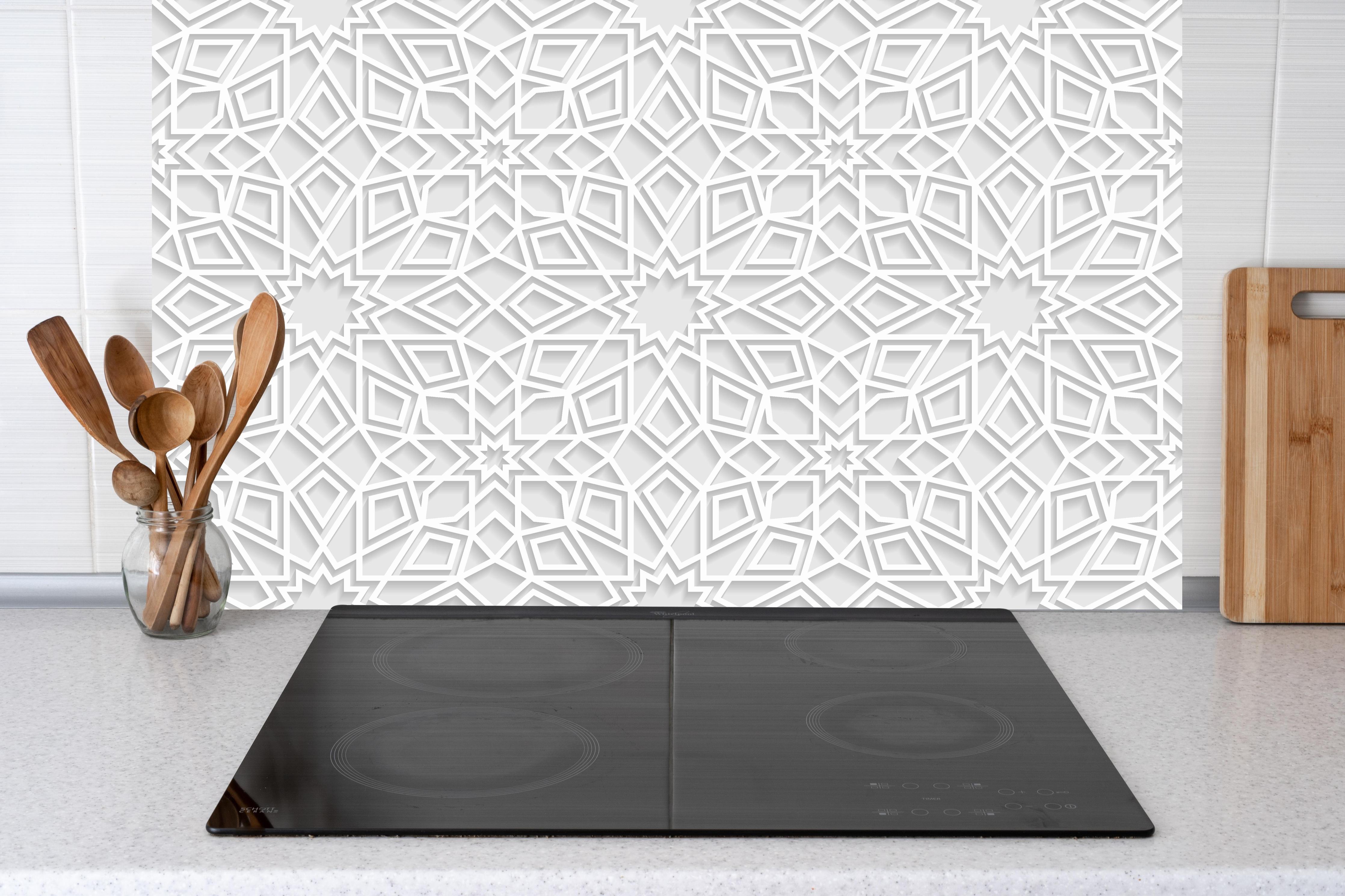 Küche - Moderner Weiß-Grau Geometrie Wanddesign hinter weißen Hochglanz-Küchenregalen und schwarzem Wasserhahn