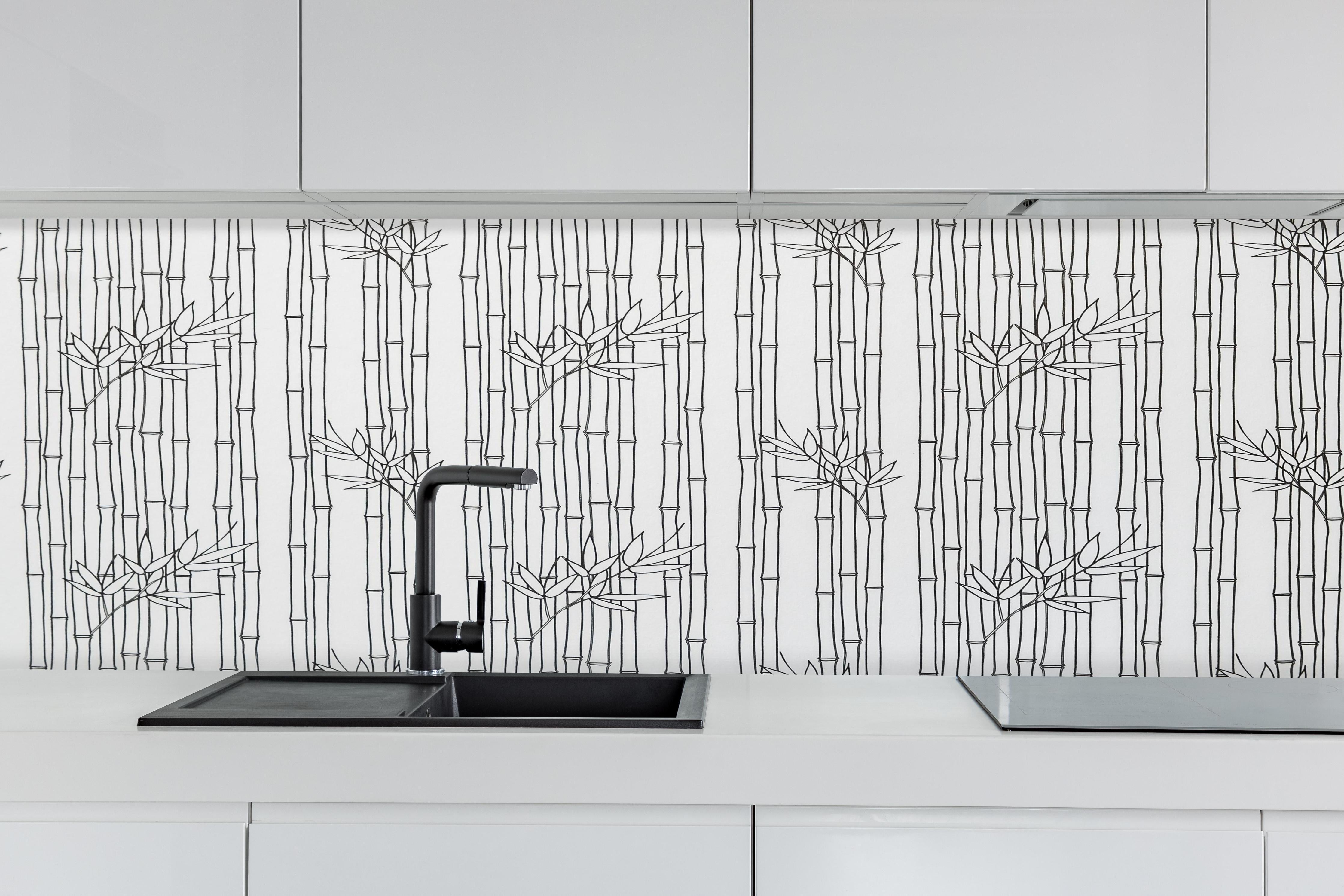 Küche - Modernes Bambus Linienmuster in Grautönen hinter weißen Hochglanz-Küchenregalen und schwarzem Wasserhahn