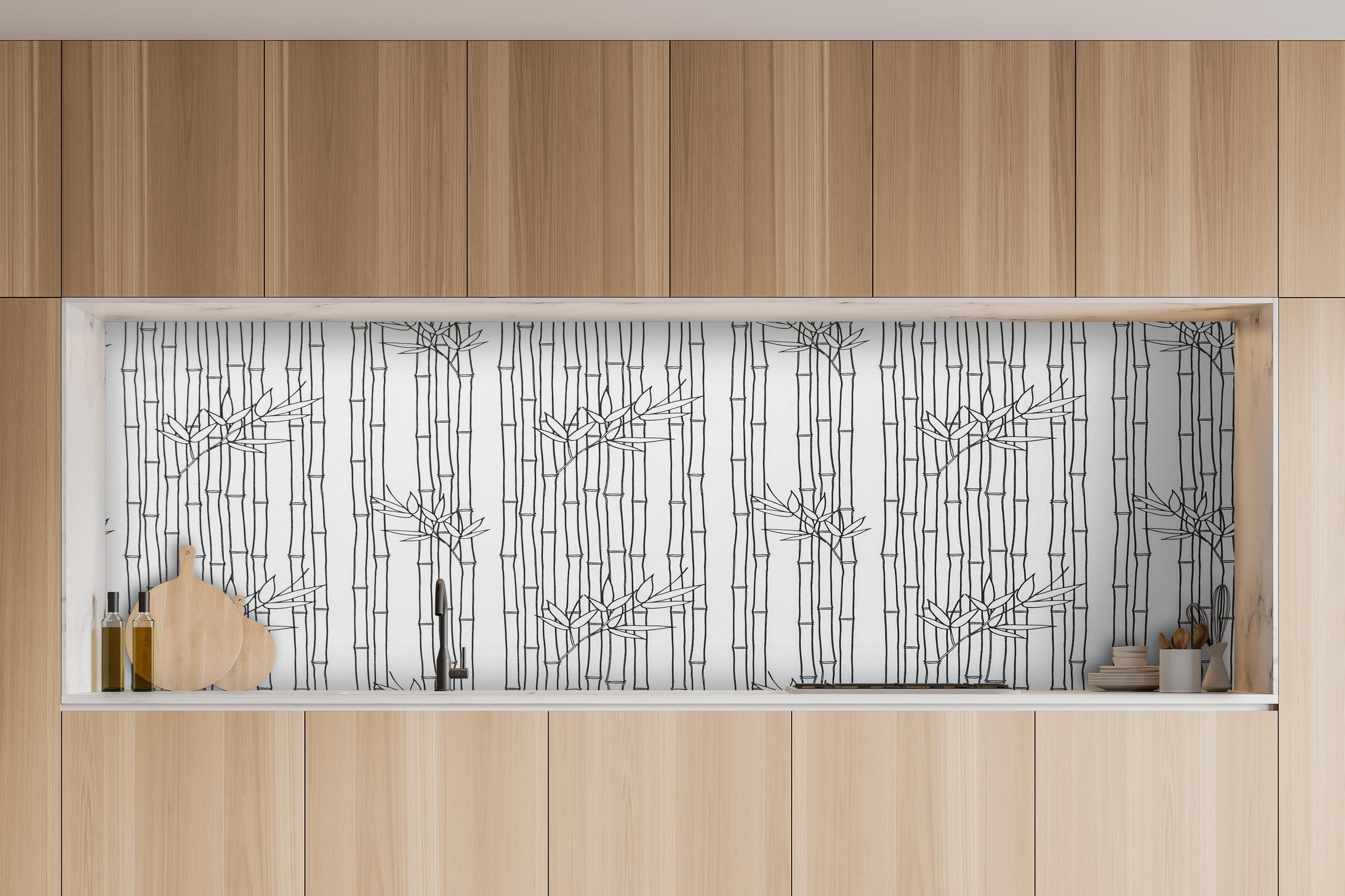 Küche - Modernes Bambus Linienmuster in Grautönen hinter weißen Hochglanz-Küchenregalen und schwarzem Wasserhahn