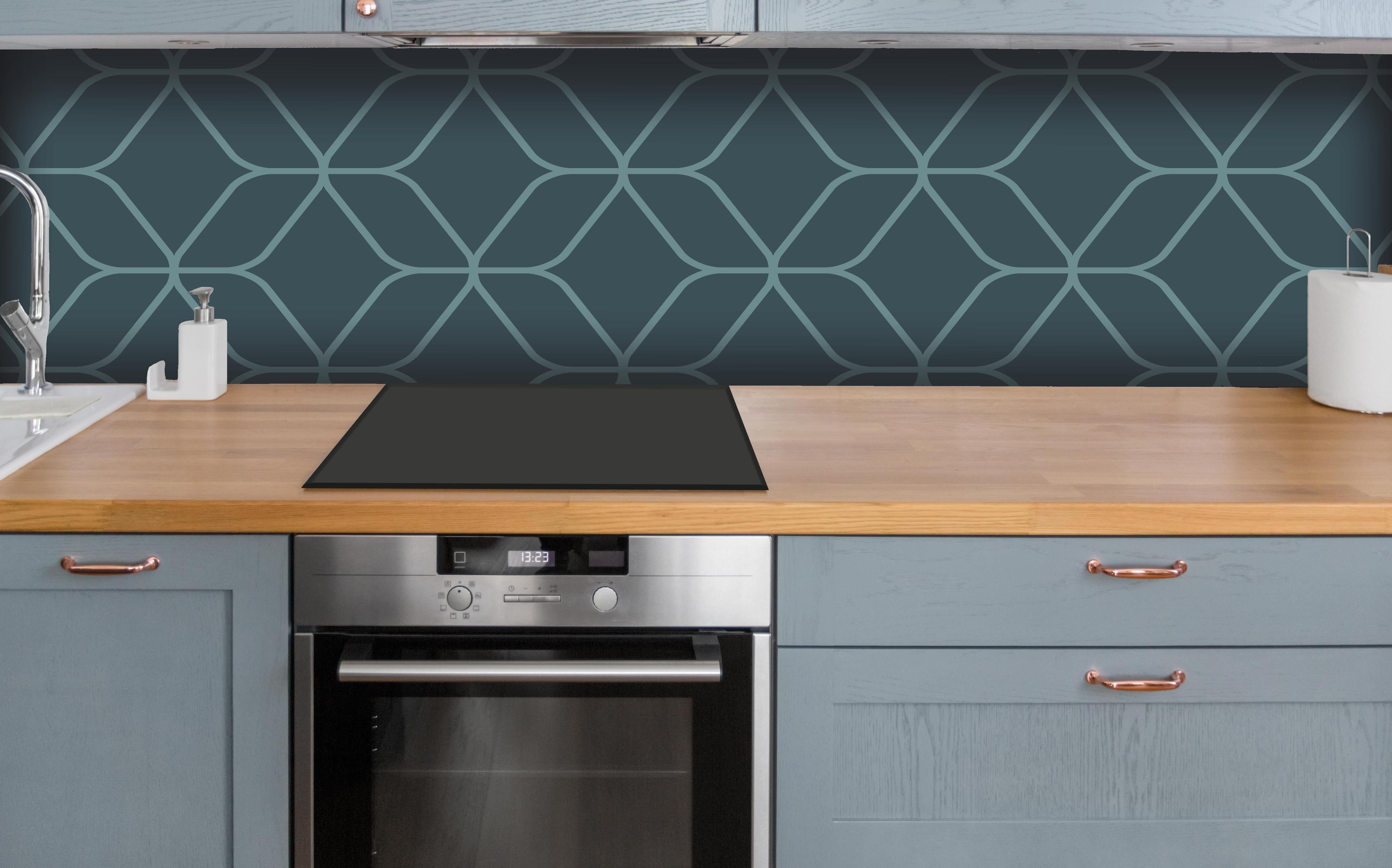 Küche - Modernes Blau Muster Design Wallpaper hinter weißen Hochglanz-Küchenregalen und schwarzem Wasserhahn