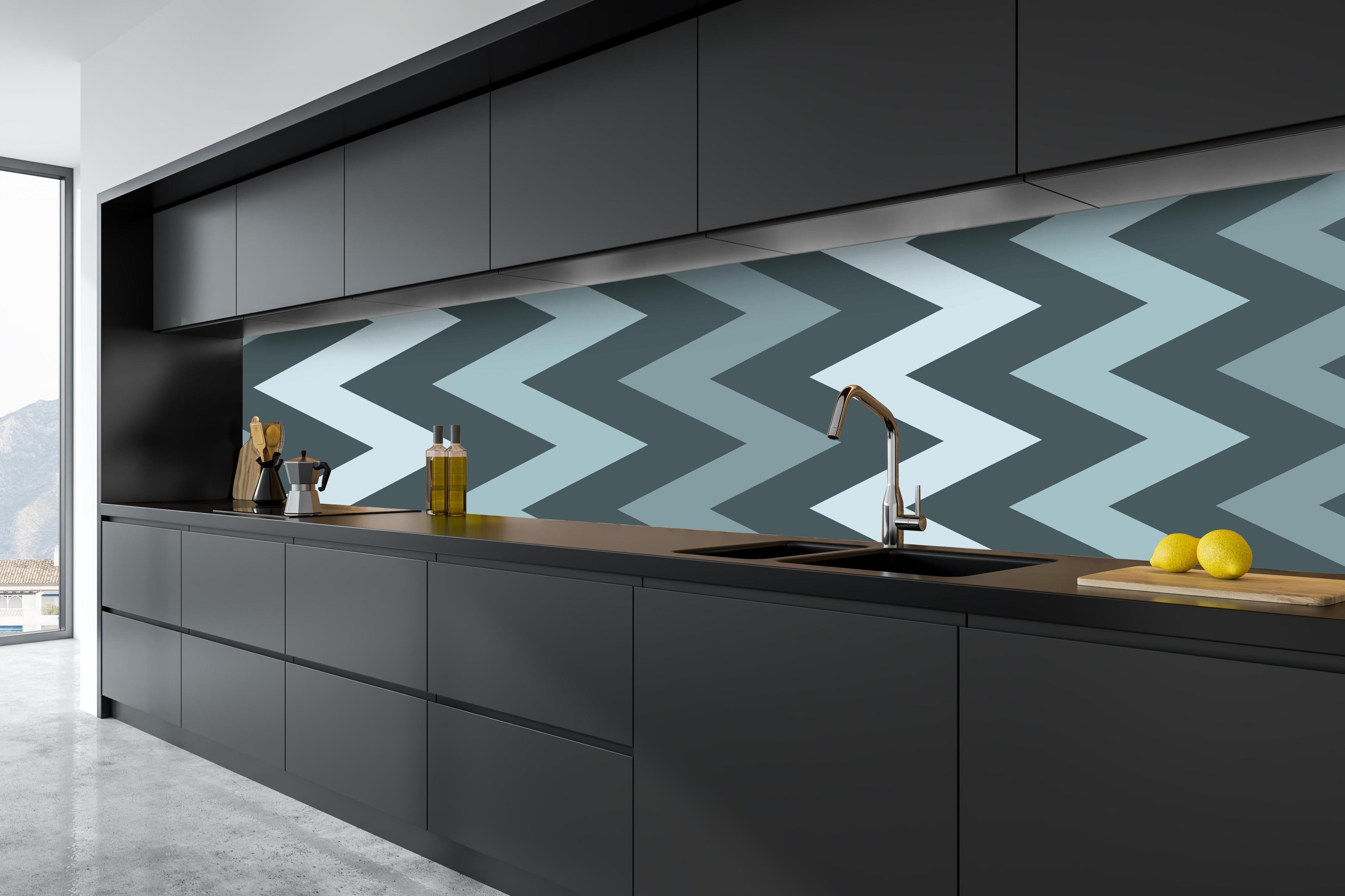 Küche - Modernes Chevron Design in Grau-Weiß hinter weißen Hochglanz-Küchenregalen und schwarzem Wasserhahn