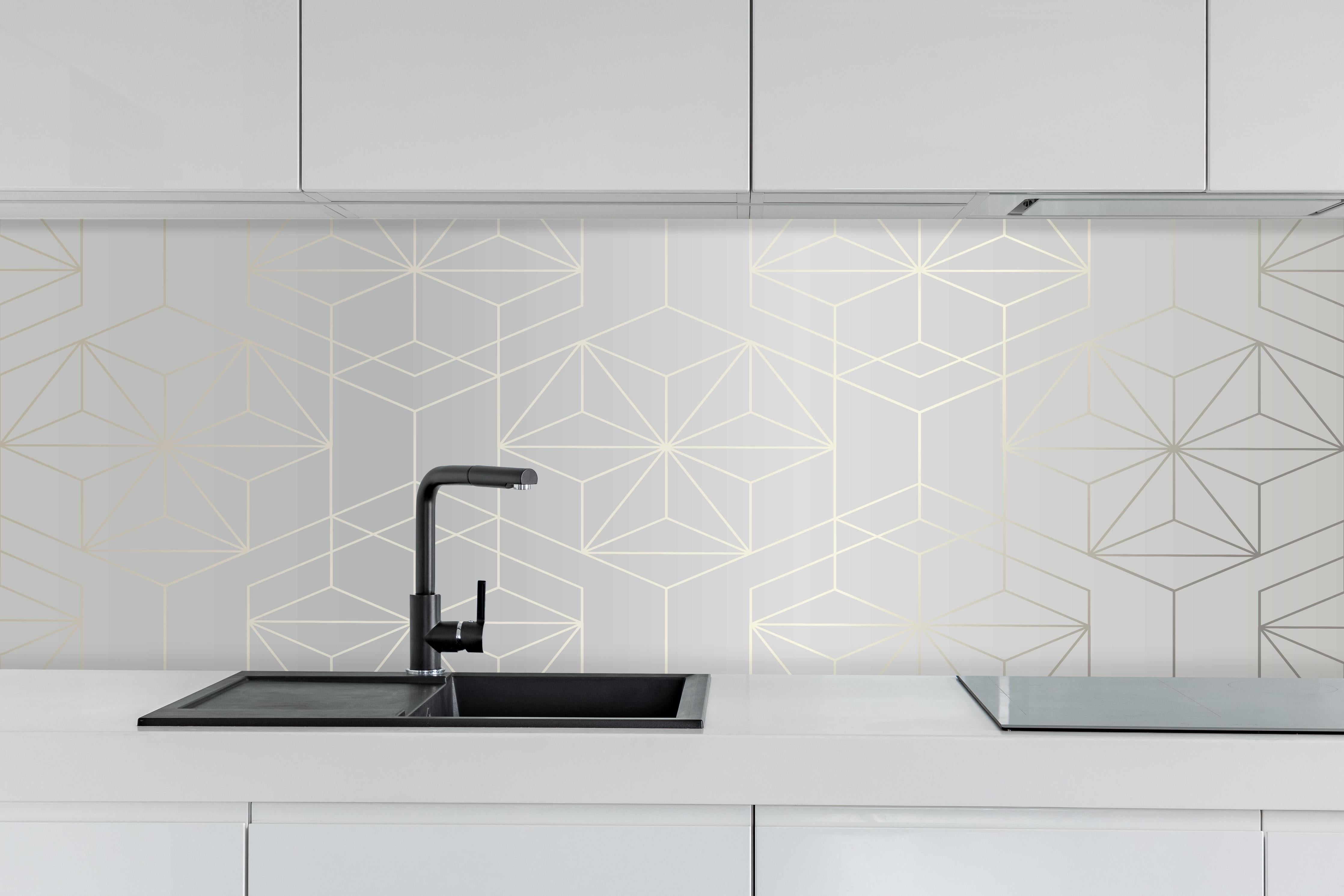 Küche - Modernes Design Muster in Weiß und Grau hinter weißen Hochglanz-Küchenregalen und schwarzem Wasserhahn