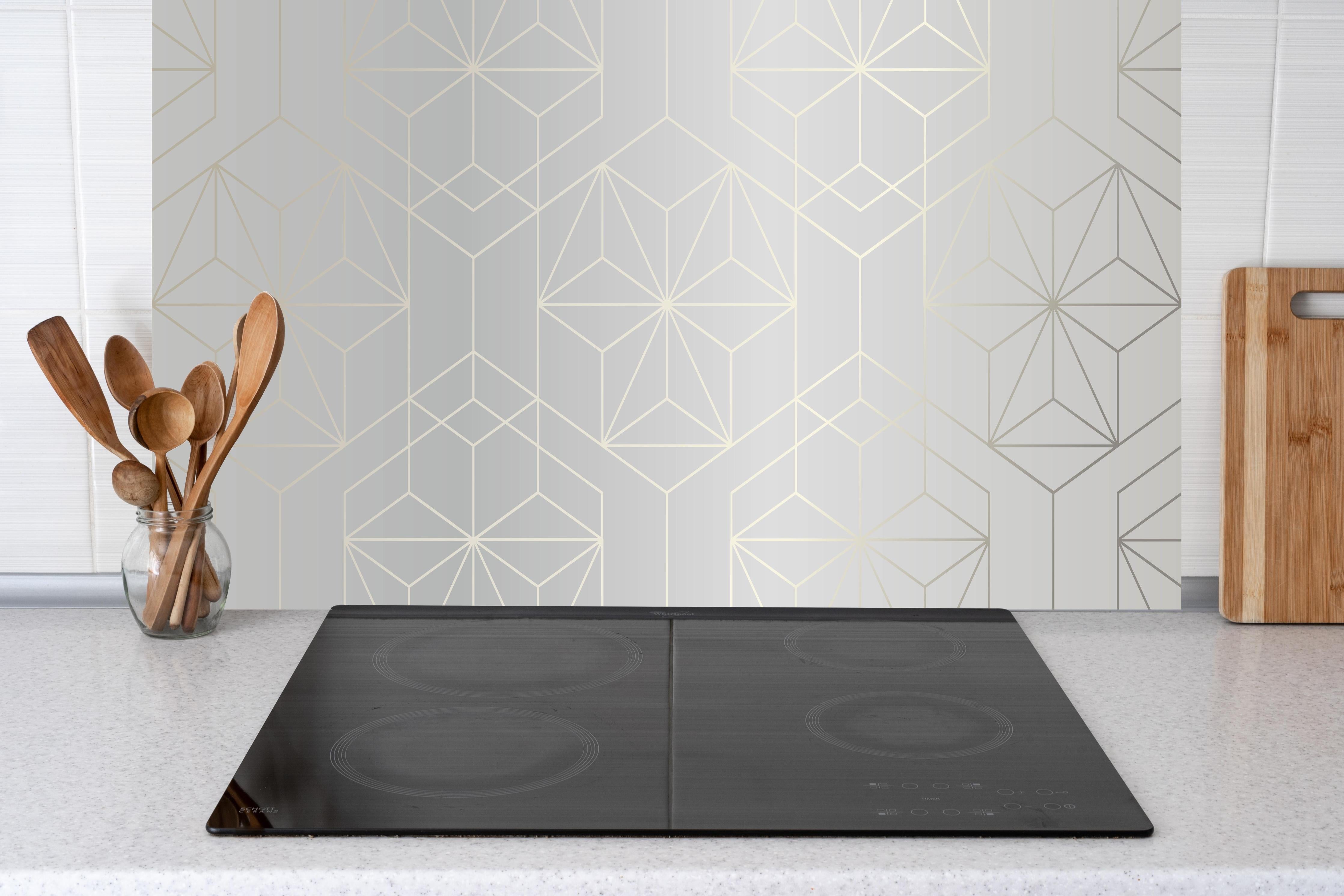 Küche - Modernes Design Muster in Weiß und Grau hinter weißen Hochglanz-Küchenregalen und schwarzem Wasserhahn