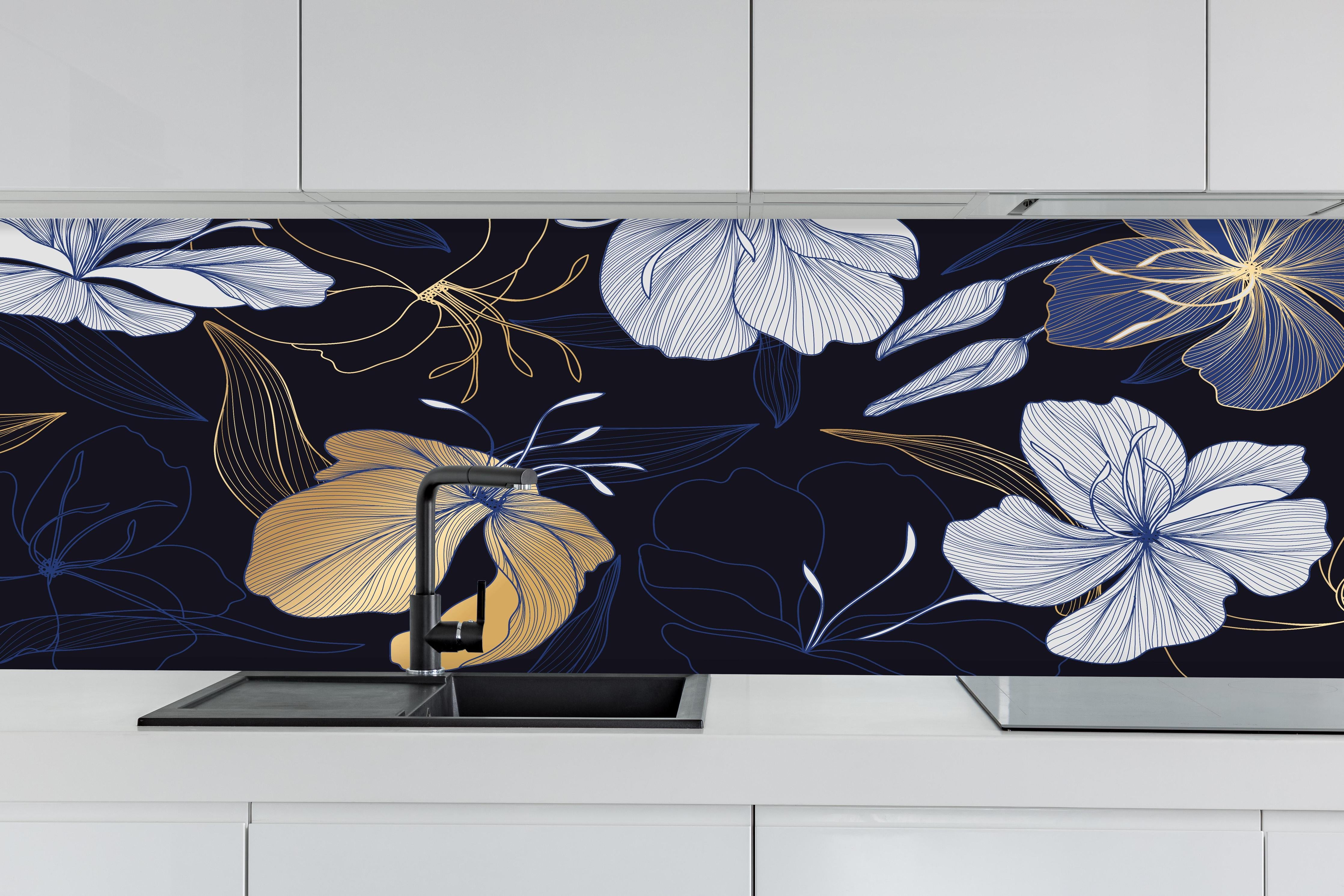 Küche - Modernes Florales Design Dunkelblau Gold hinter weißen Hochglanz-Küchenregalen und schwarzem Wasserhahn