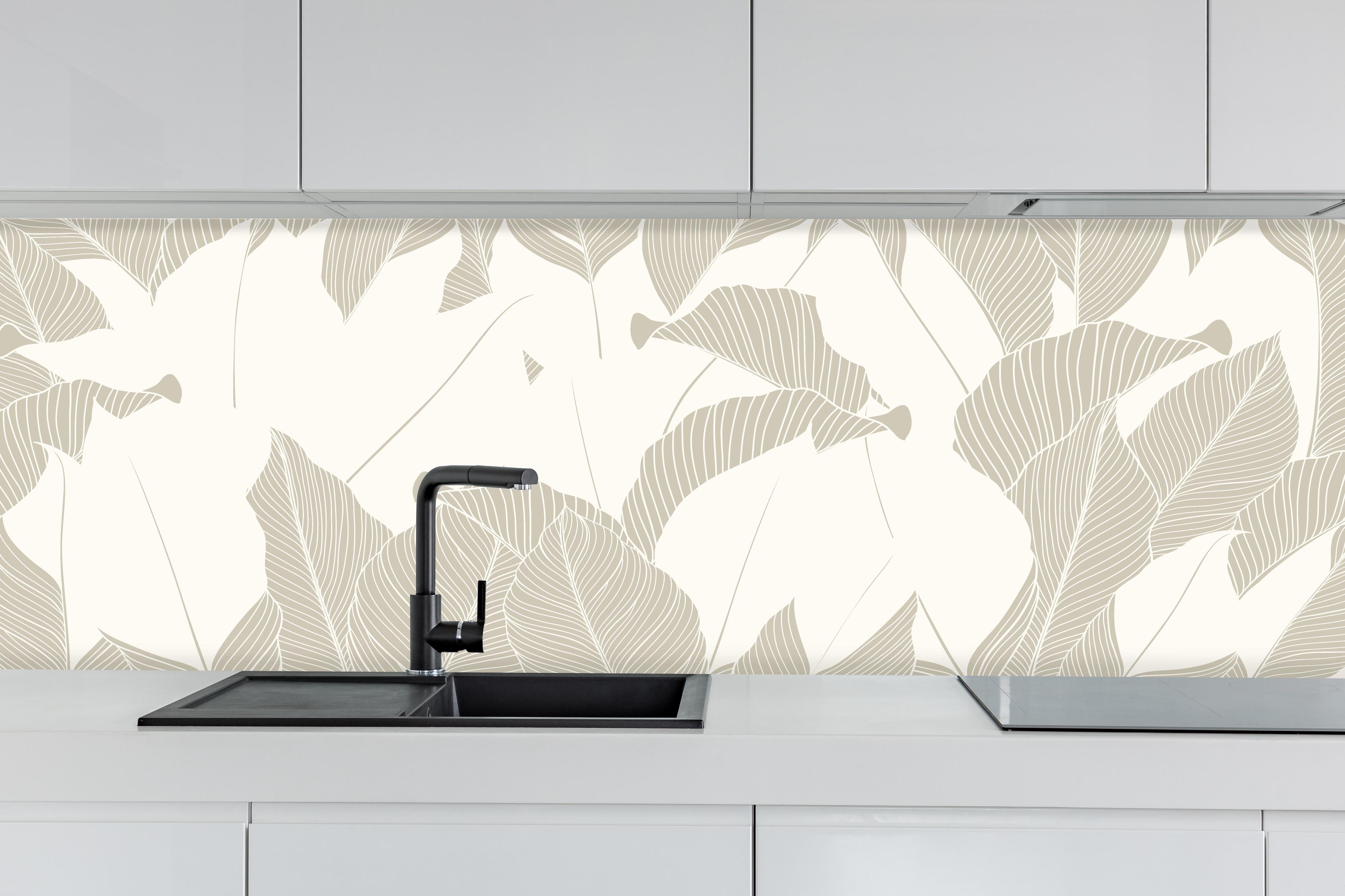 Küche - Modernes Grau-Weißes Laubdesign Tapete hinter weißen Hochglanz-Küchenregalen und schwarzem Wasserhahn