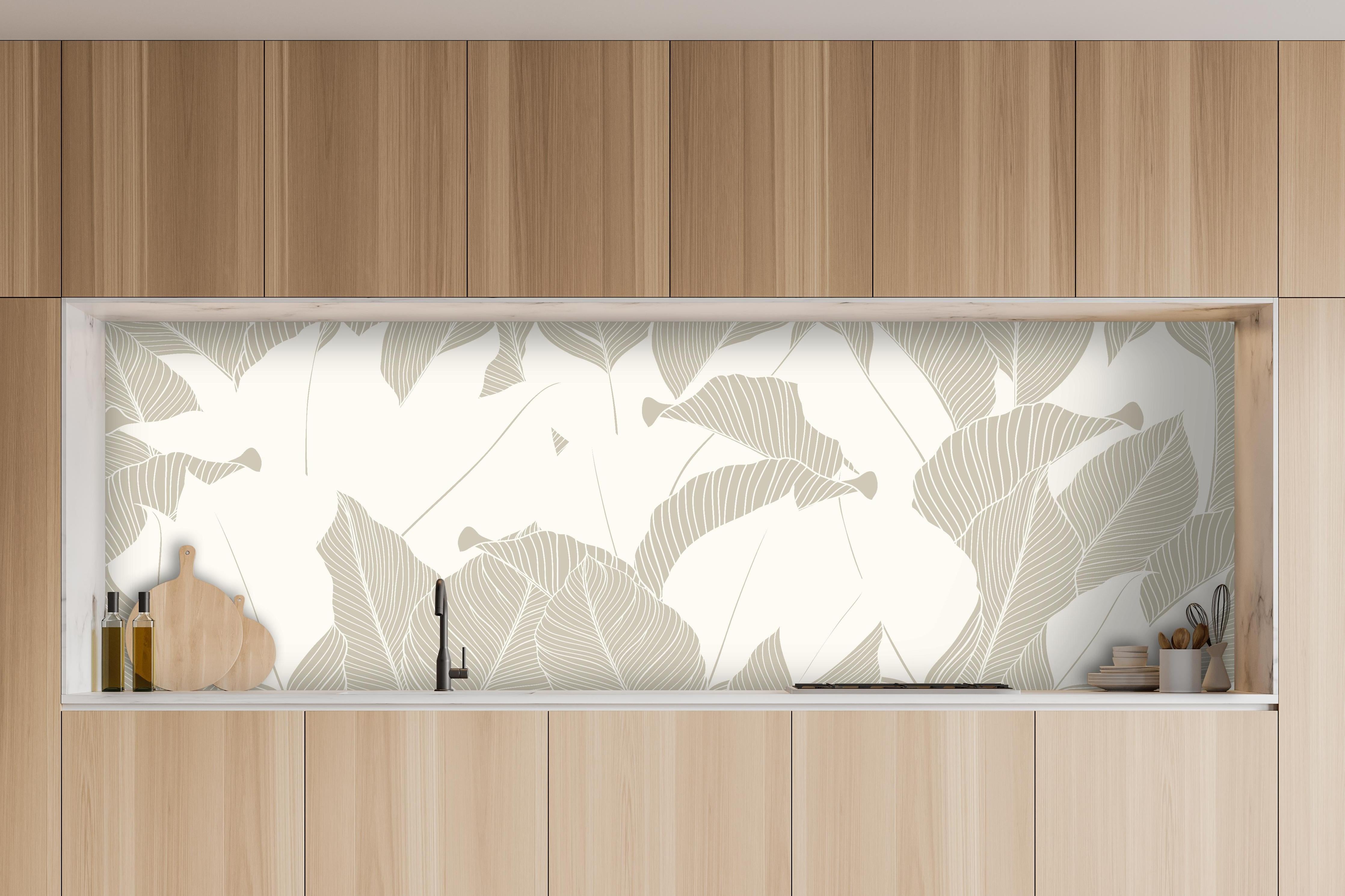 Küche - Modernes Grau-Weißes Laubdesign Tapete hinter weißen Hochglanz-Küchenregalen und schwarzem Wasserhahn