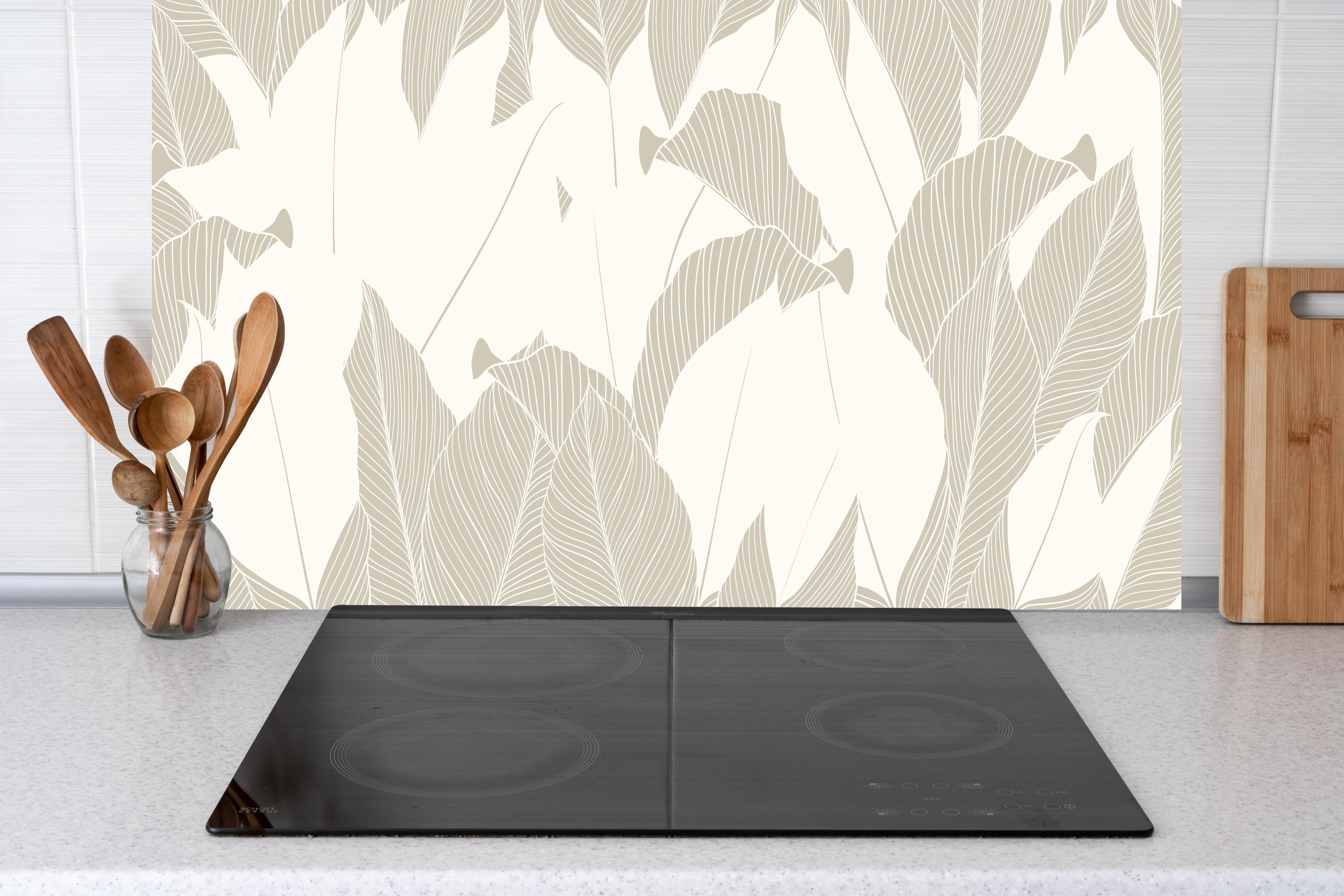 Küche - Modernes Grau-Weißes Laubdesign Tapete hinter weißen Hochglanz-Küchenregalen und schwarzem Wasserhahn