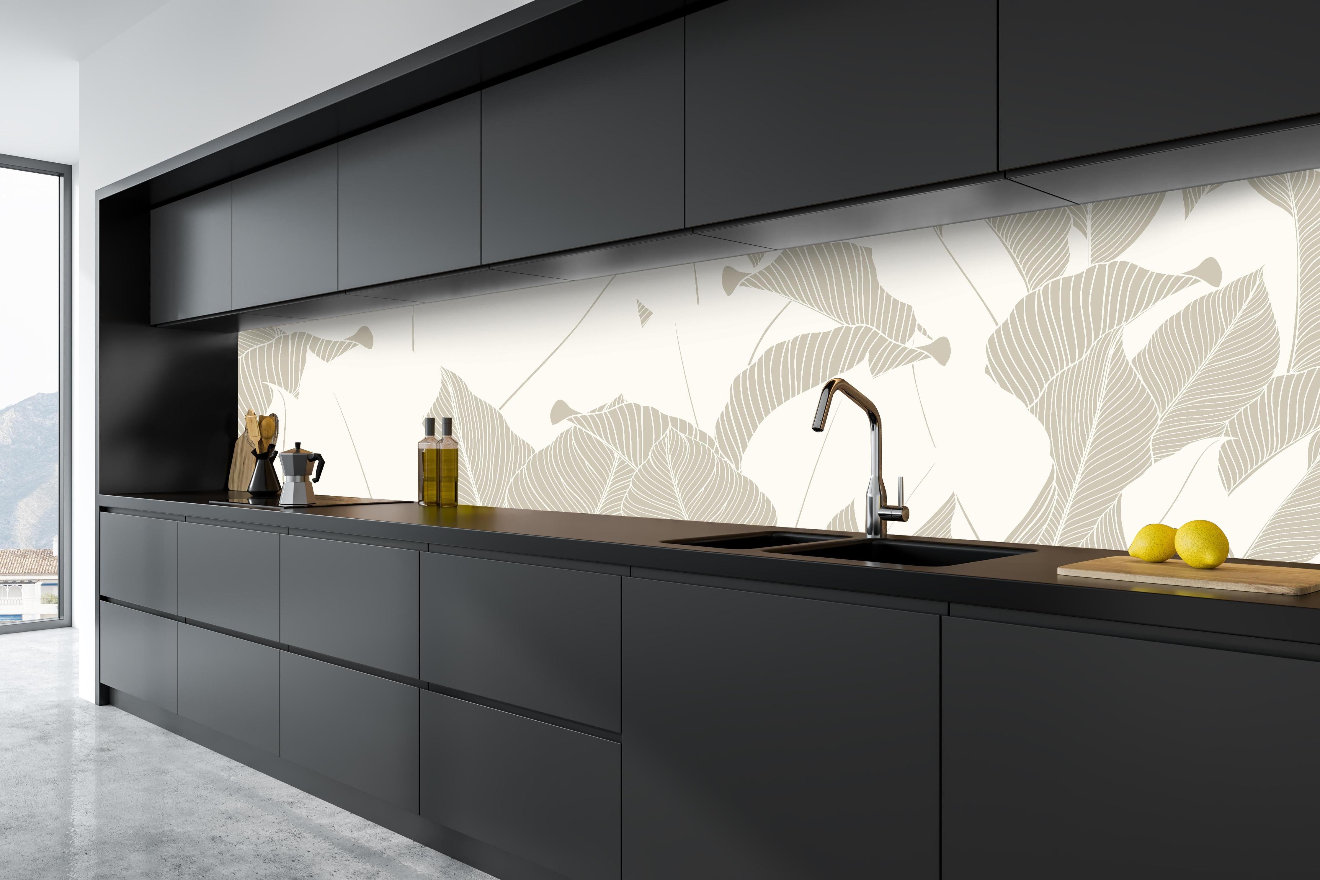 Küche - Modernes Grau-Weißes Laubdesign Tapete hinter weißen Hochglanz-Küchenregalen und schwarzem Wasserhahn