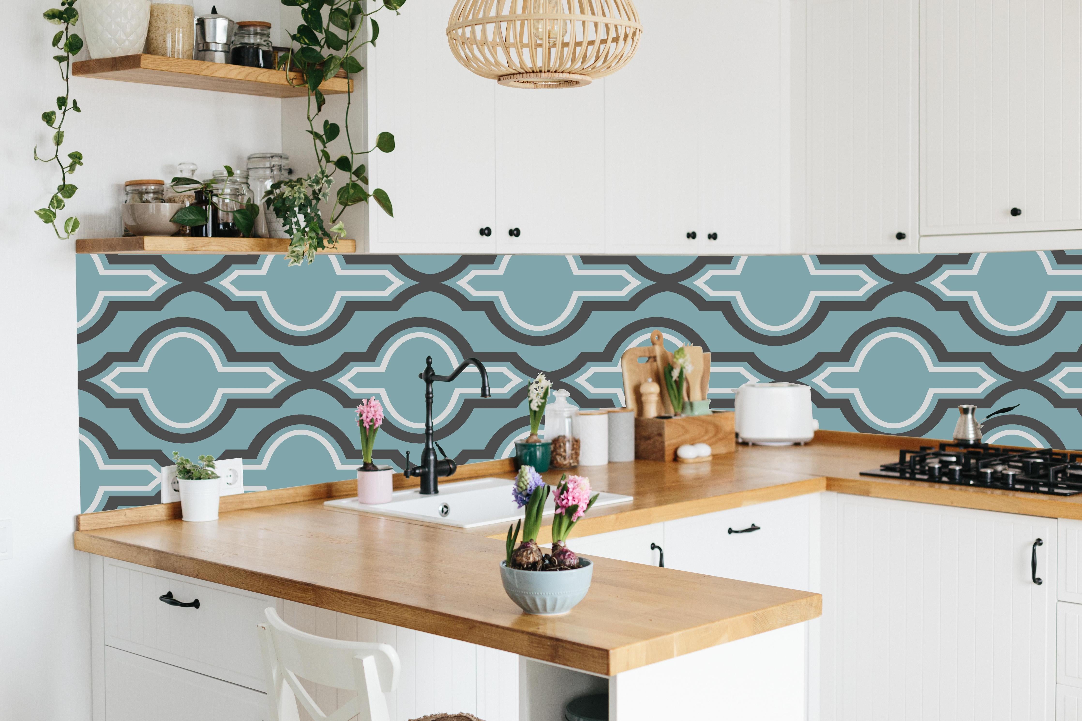 Küche - Modernes Grau und Weißes Grafikmuster hinter weißen Hochglanz-Küchenregalen und schwarzem Wasserhahn