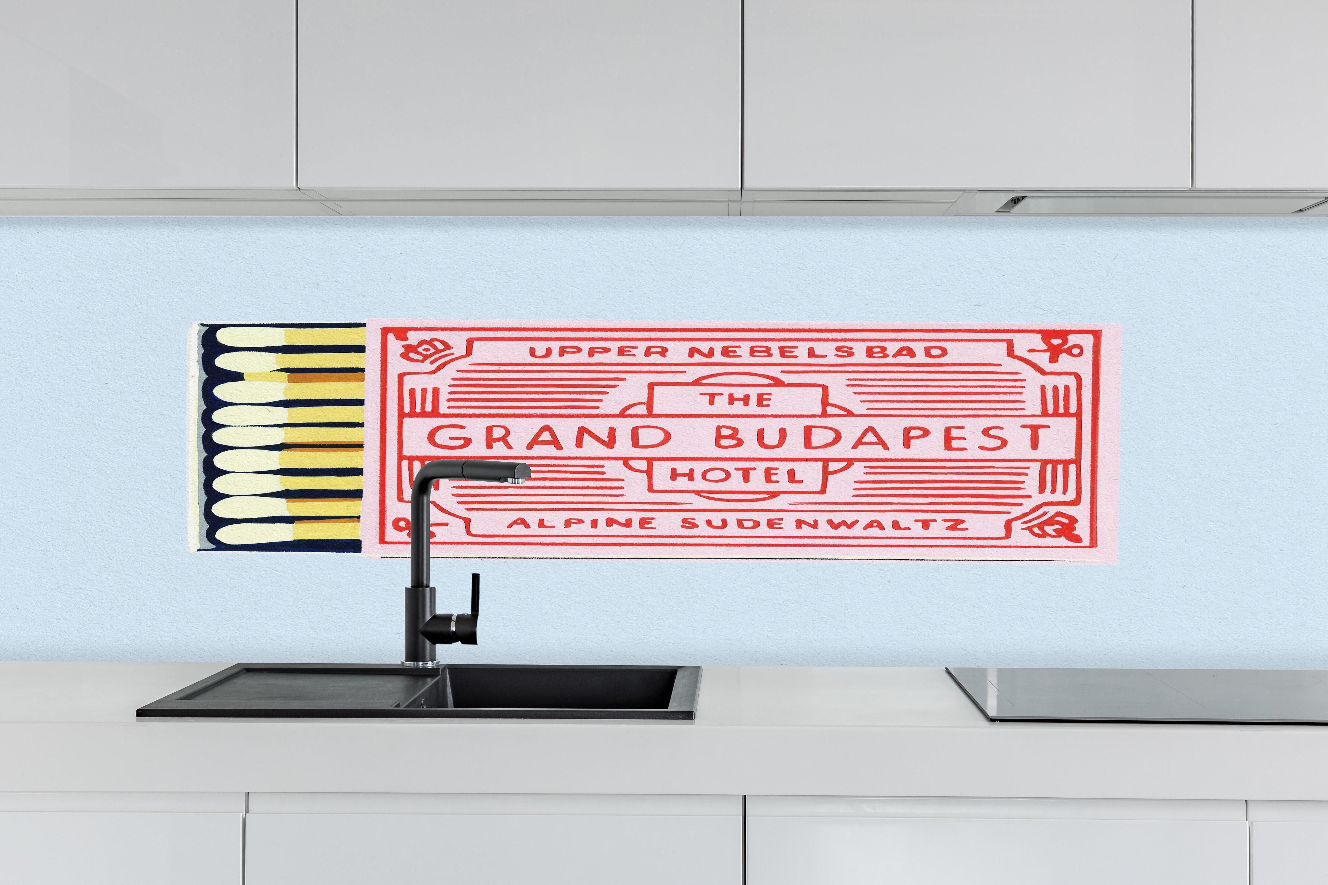 Küche - Modernes Streichholz Poster hinter weißen Hochglanz-Küchenregalen und schwarzem Wasserhahn