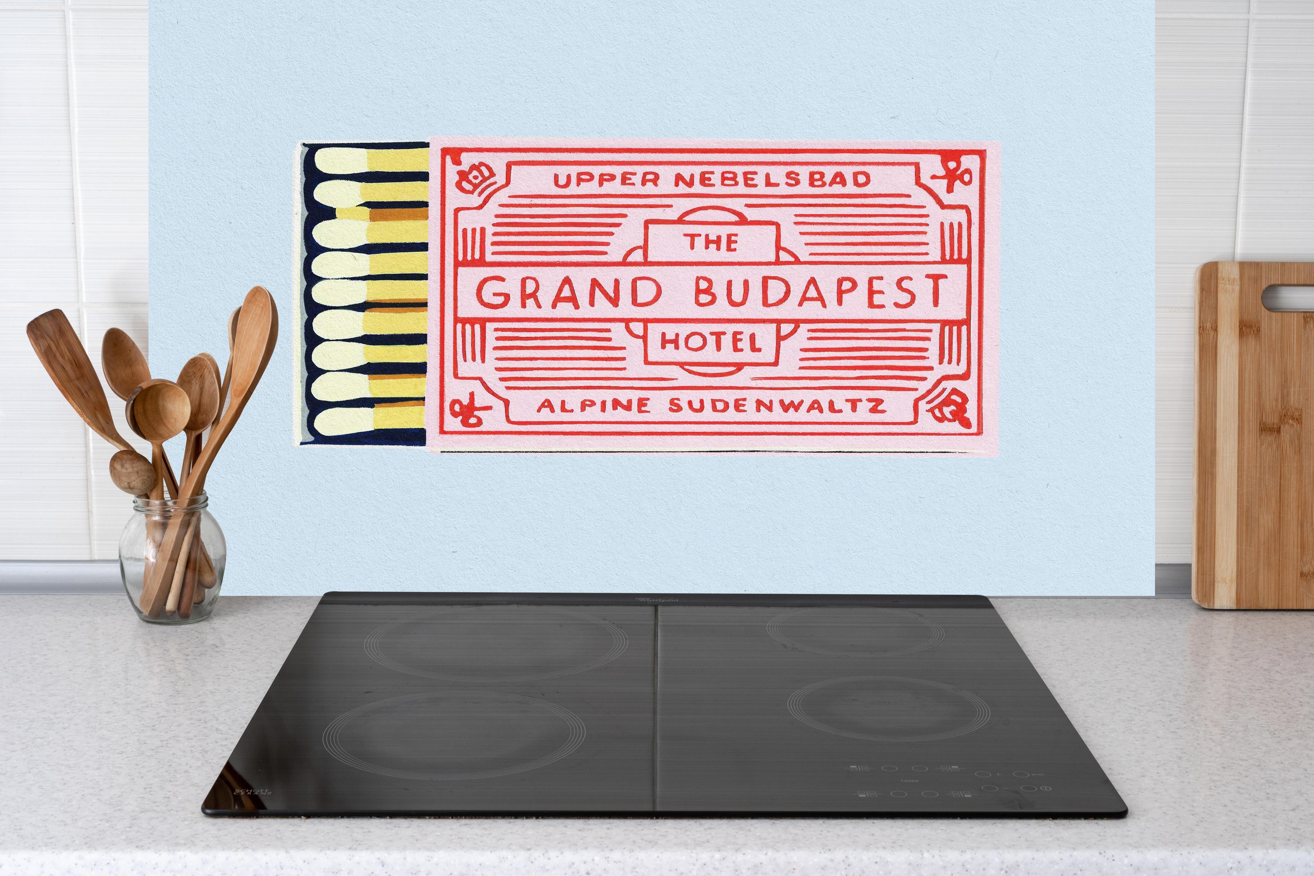 Küche - Modernes Streichholz Poster hinter weißen Hochglanz-Küchenregalen und schwarzem Wasserhahn