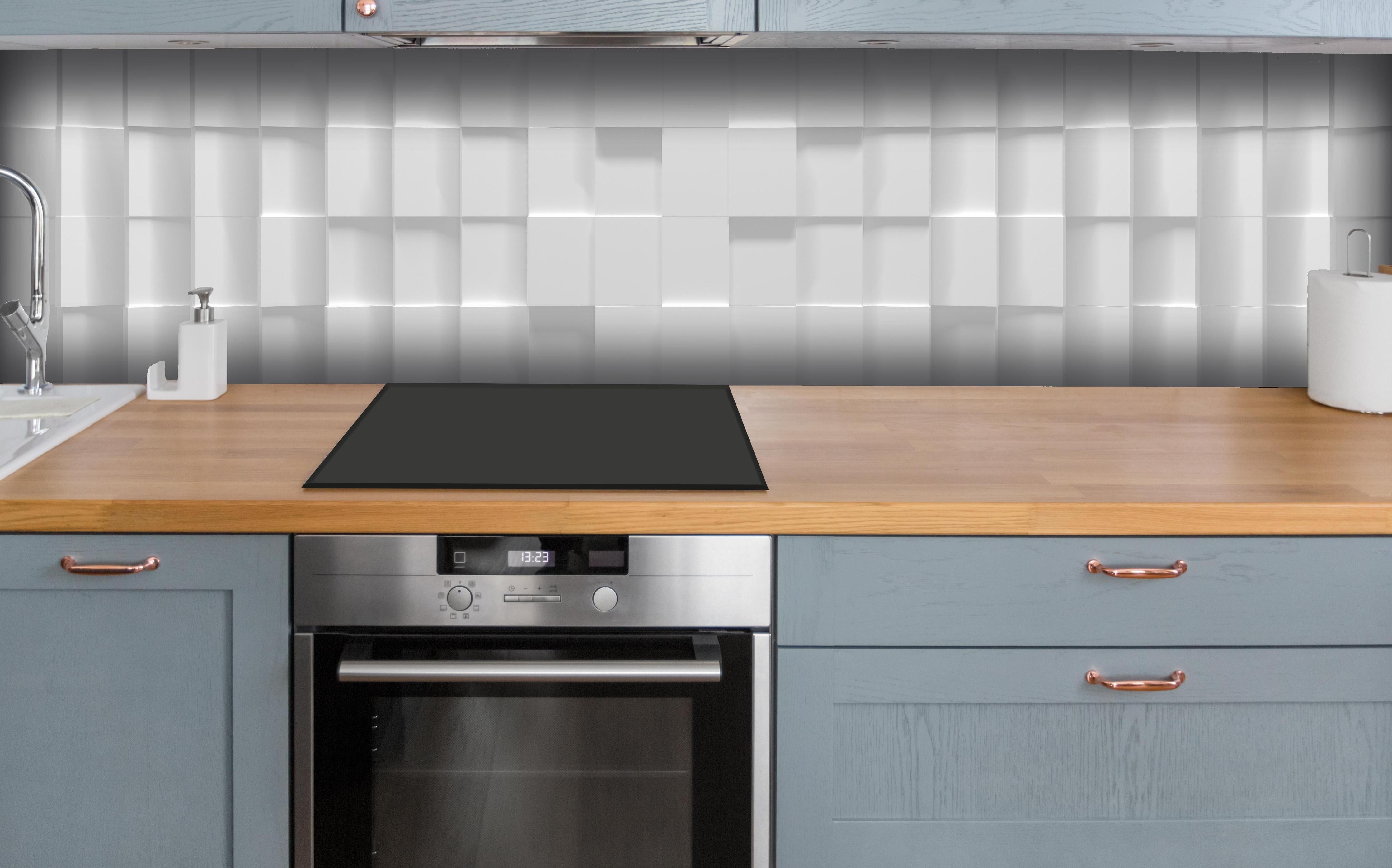 Küche - Modernes Weiß-Grau Würfelmuster Hintergrund hinter weißen Hochglanz-Küchenregalen und schwarzem Wasserhahn